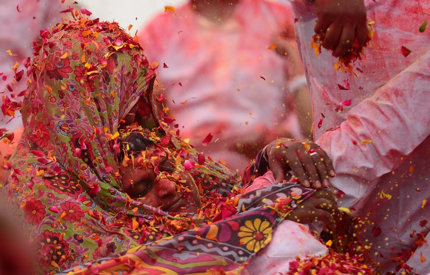 Pétalos de flores y los polvos de colores se arrojan para celebrar el festival hindú de Holi. Foto: AFP