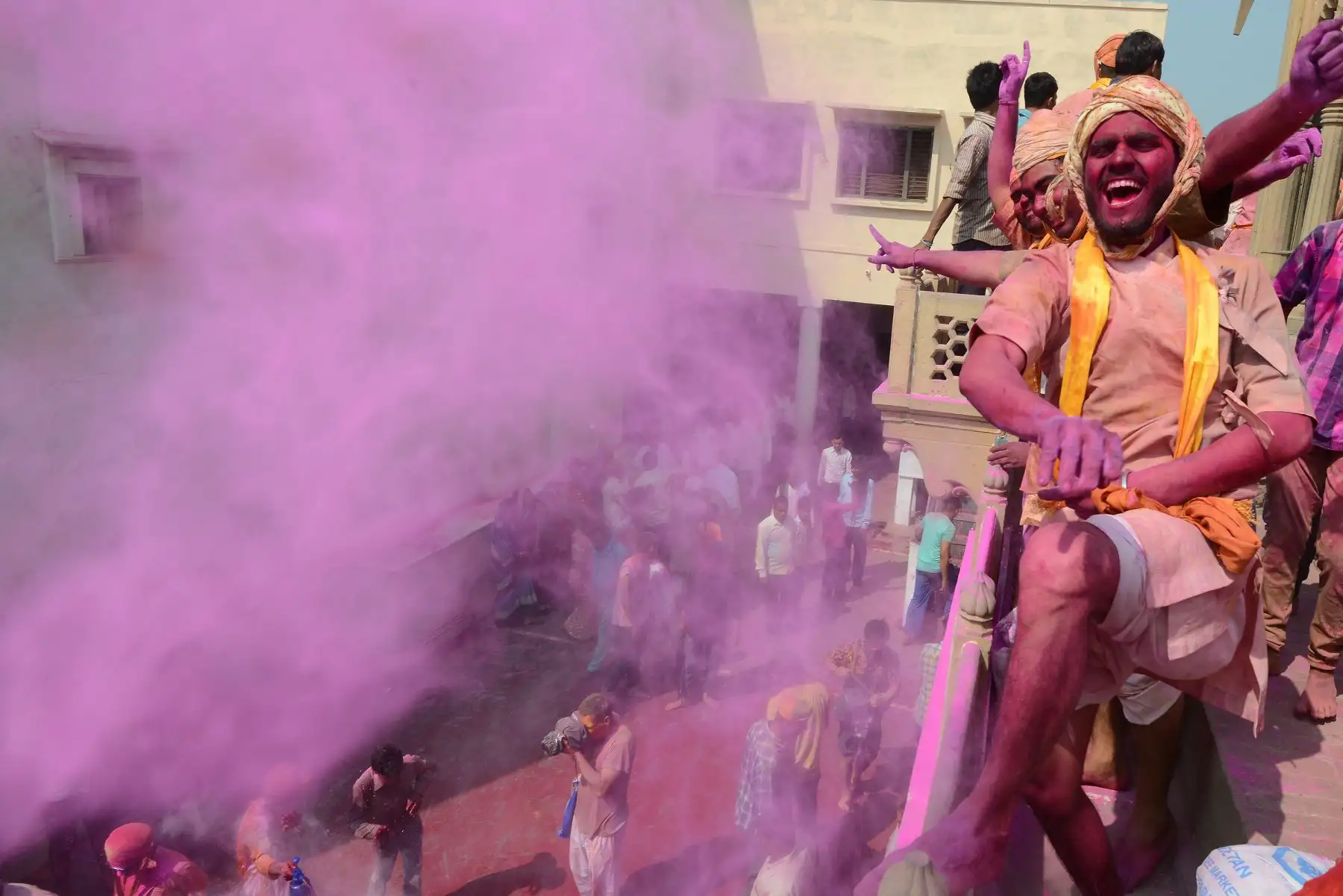 Devotos hindúes celebran Holi, el festival de colores de primavera. Foto: AFP