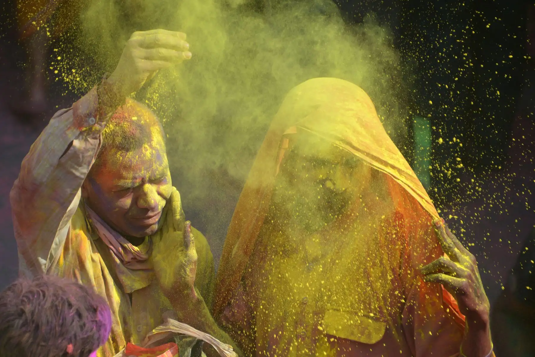 Los polvos de colores tiene un significado médico ya que tradicionalmente se han fabricado a partir de hierbas prescritas por los ayurvedas. Foto: AFP