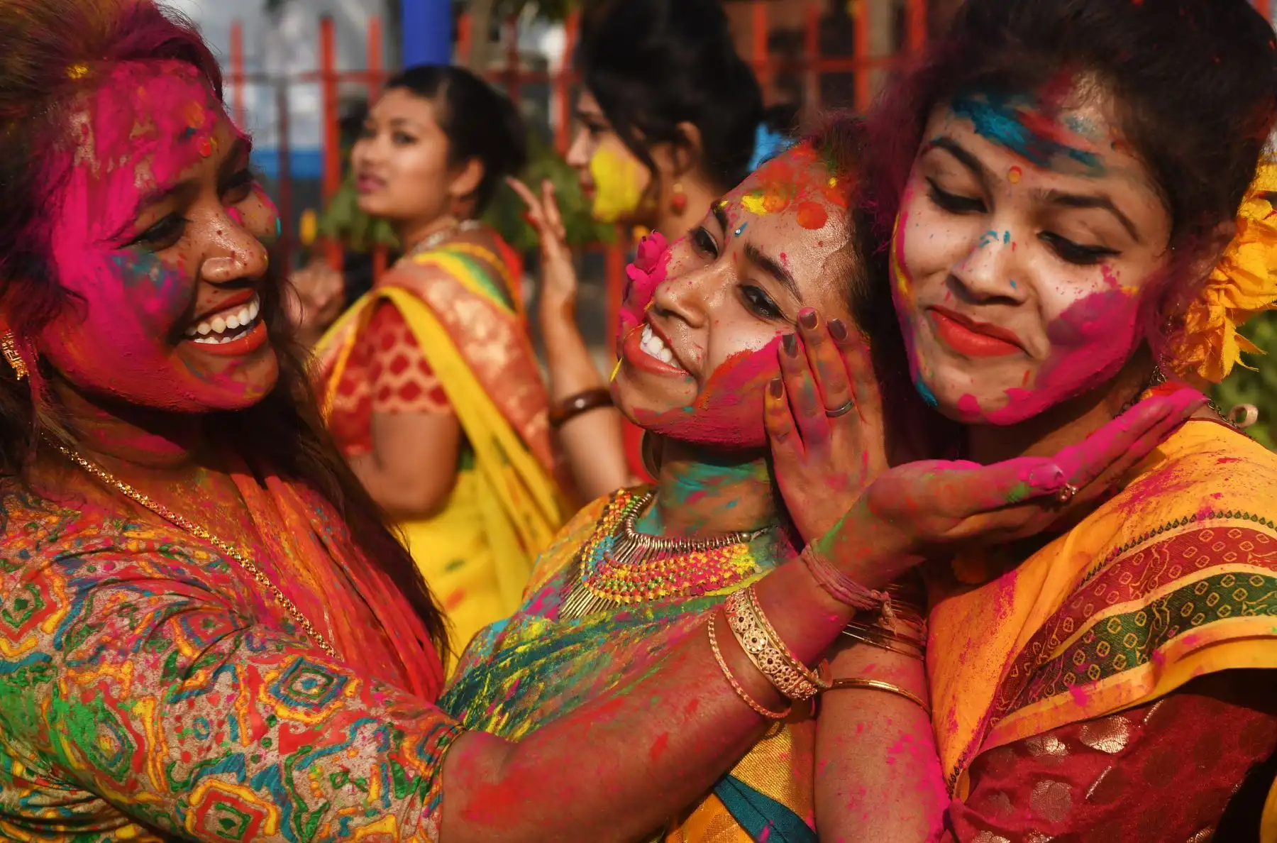 Quienes más disfrutan este festival son las mujeres que se pueden liberar de las estrictas reglas sociales de la India. Foto: AFP