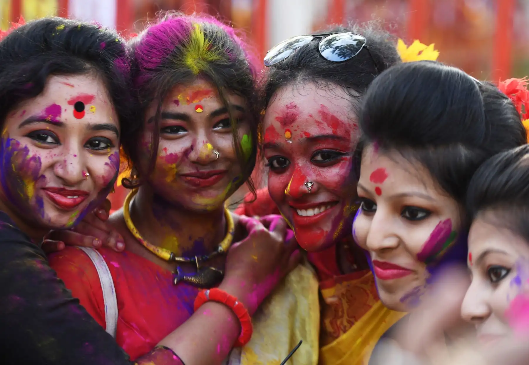 Quienes más disfrutan este festival son las mujeres que se pueden liberar de las estrictas reglas sociales de la India. Foto: AFP