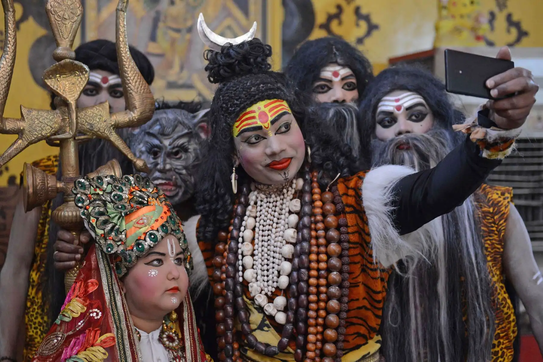 Un artista hindú disfrazado de dios hindú Lord Shiva participa del festival de Holi en Amritsar. Foto: AFP