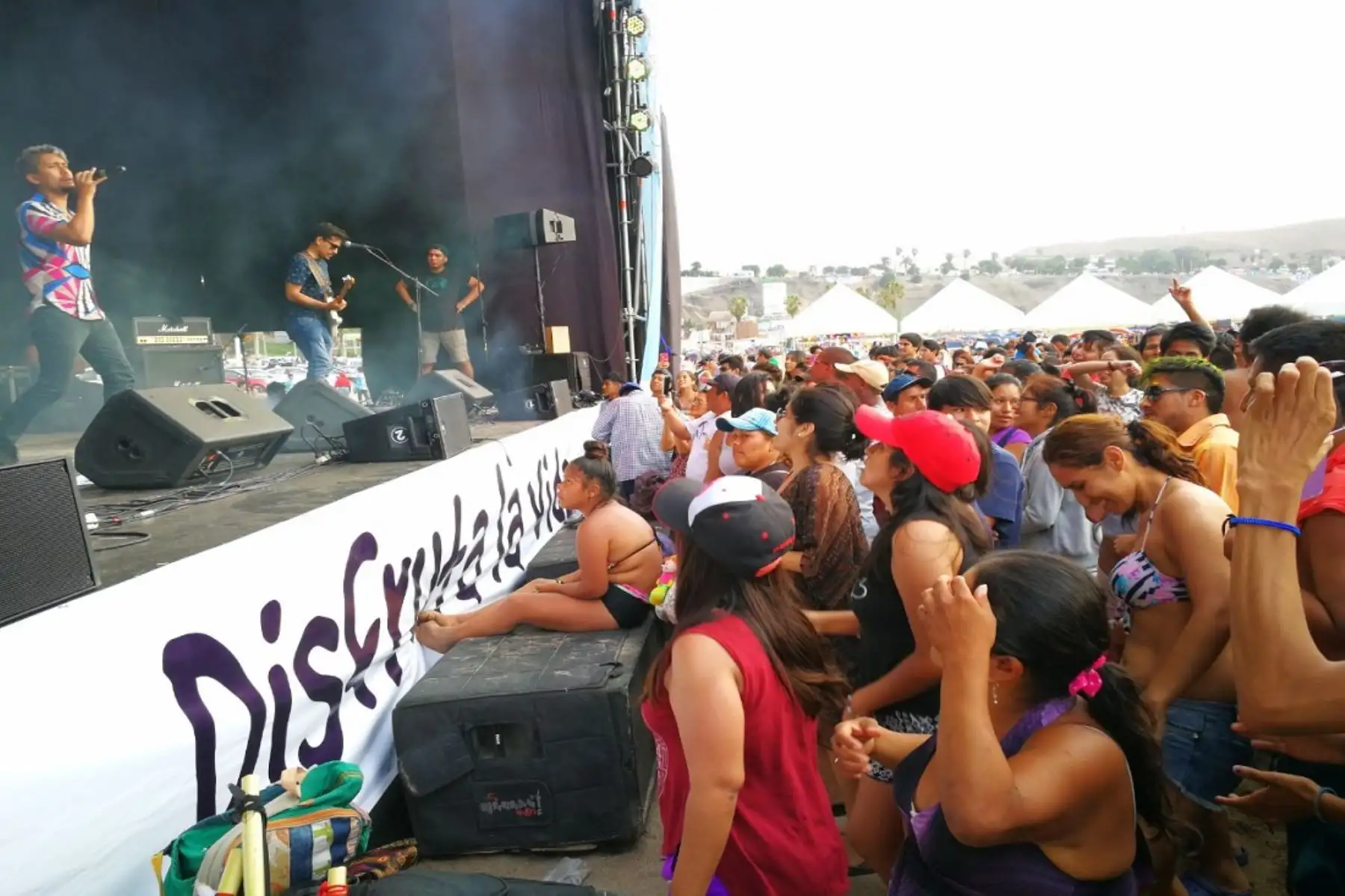 Devida benefició a visitantes de playas limeñas de San Bartolo y Agua Dulce con feria informativa y conciertos de música urbana. Foto: Difusión