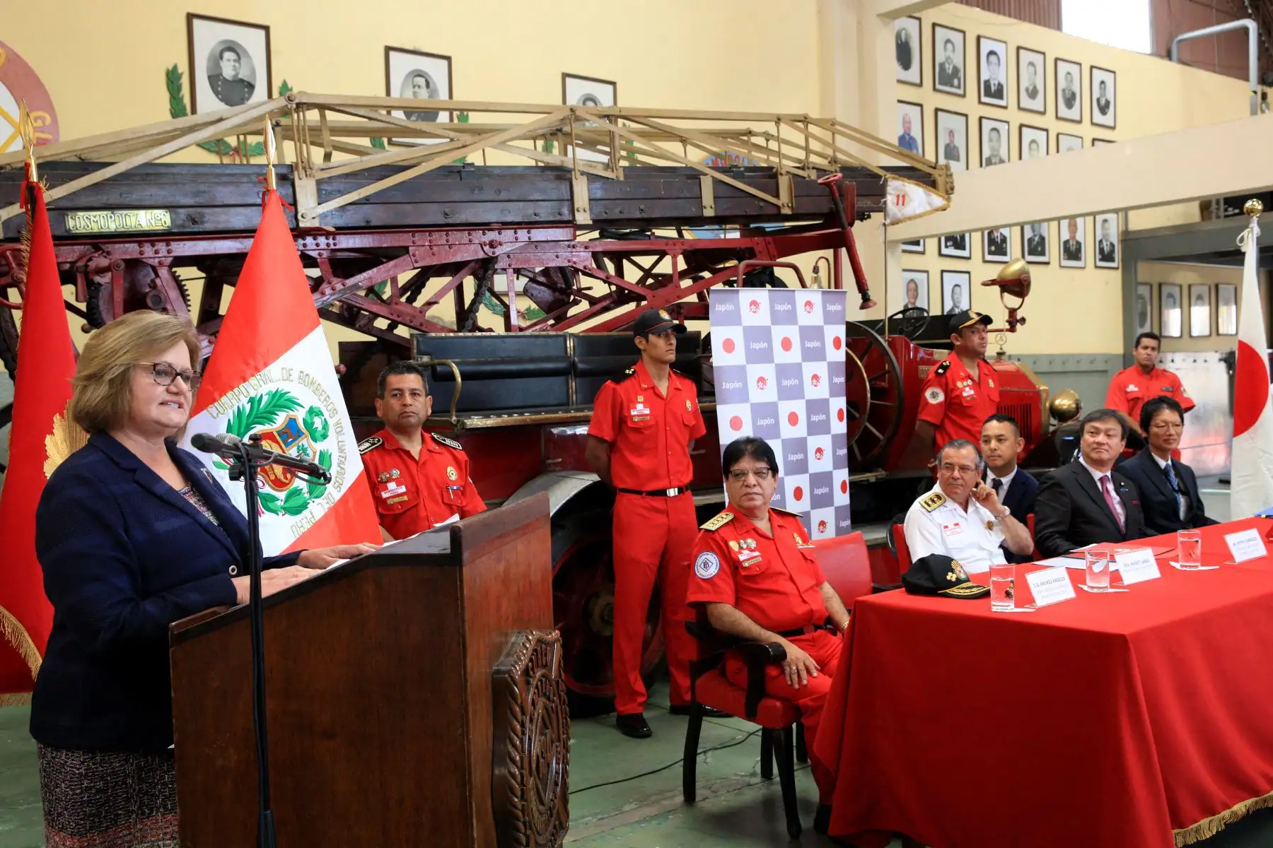 Con el apoyo de  la Asociación de Bomberos de Japón,  el Gobierno de dicho país y la Embajada de Perú en Japón, la Primera Dama Nancy Lange canalizó este lunes al Cuerpo General de Bomberos Voluntarios de Perú una donación consistente en cuatro autobombas pequeñas, cuatro ambulancias, un camión cisterna y una camioneta de comando. Foto: ANDINA/Dante Zegarra
