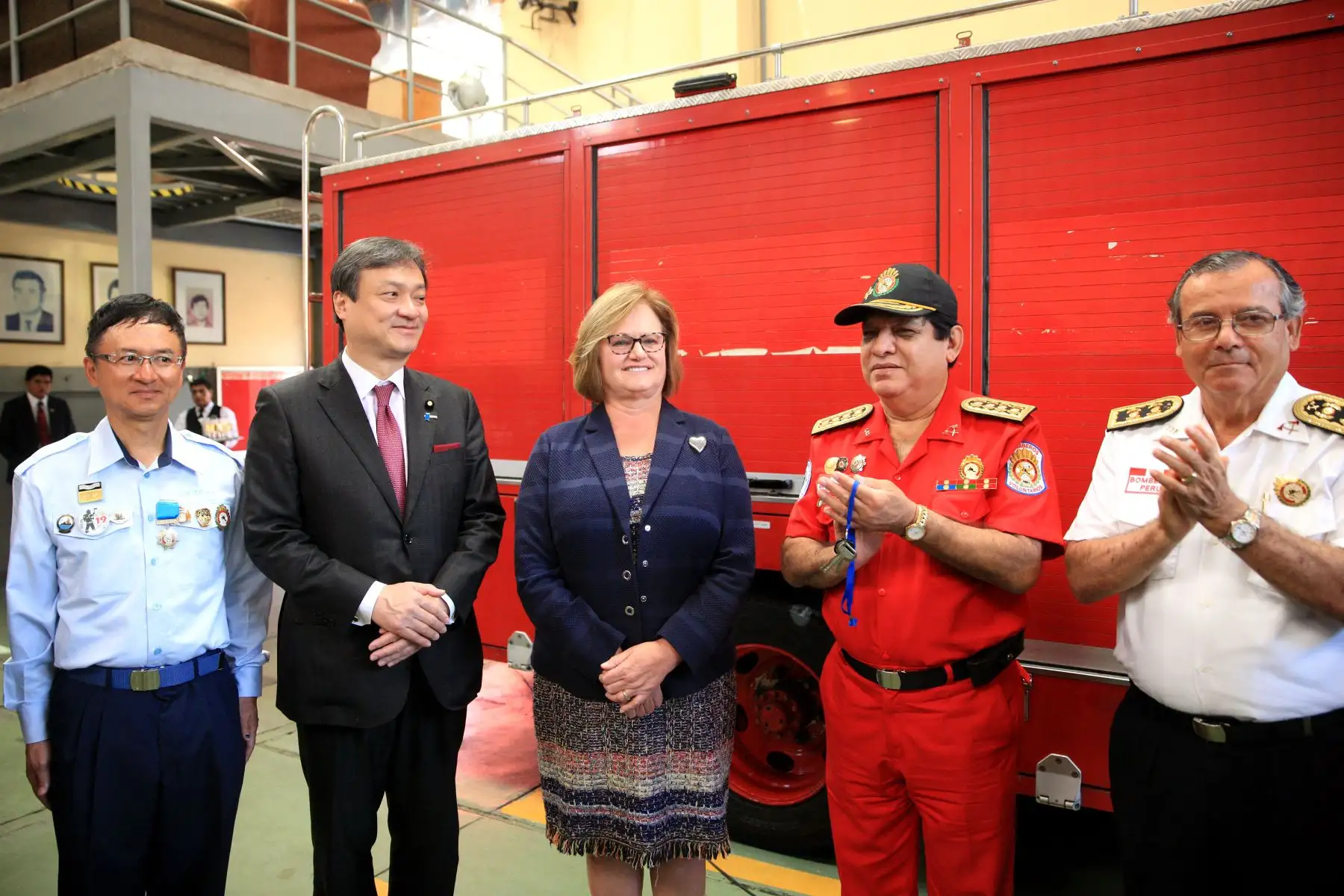 Con el apoyo de  la Asociación de Bomberos de Japón,  el Gobierno de dicho país y la Embajada de Perú en Japón, la Primera Dama Nancy Lange canalizó este lunes al Cuerpo General de Bomberos Voluntarios de Perú una donación consistente en cuatro autobombas pequeñas, cuatro ambulancias, un camión cisterna y una camioneta de comando. Foto: ANDINA/Dante Zegarra
