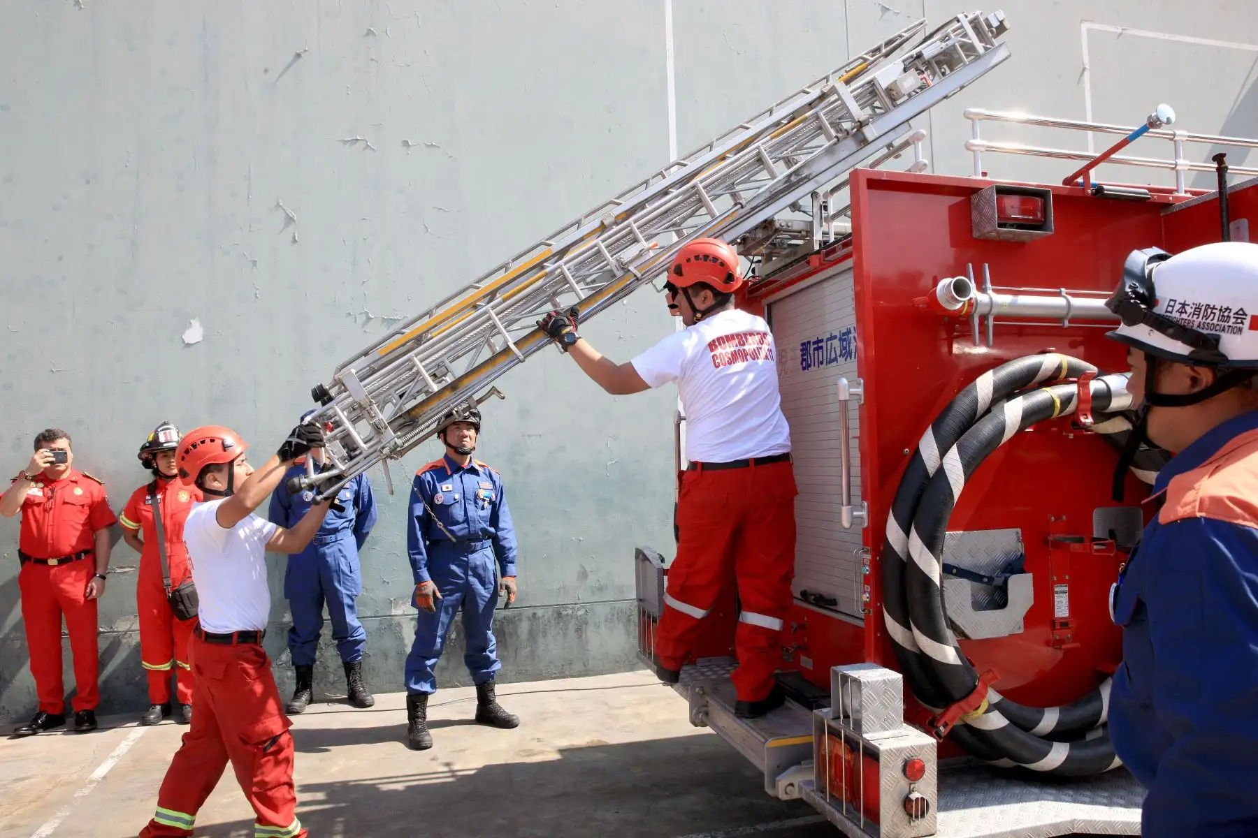 Con el apoyo de  la Asociación de Bomberos de Japón,  el Gobierno de dicho país y la Embajada de Perú en Japón, la Primera Dama Nancy Lange canalizó este lunes al Cuerpo General de Bomberos Voluntarios de Perú una donación consistente en cuatro auto bombas pequeñas, cuatro ambulancias, un camión cisterna y una camioneta de comando. Foto: ANDINA/Dante Zegarra