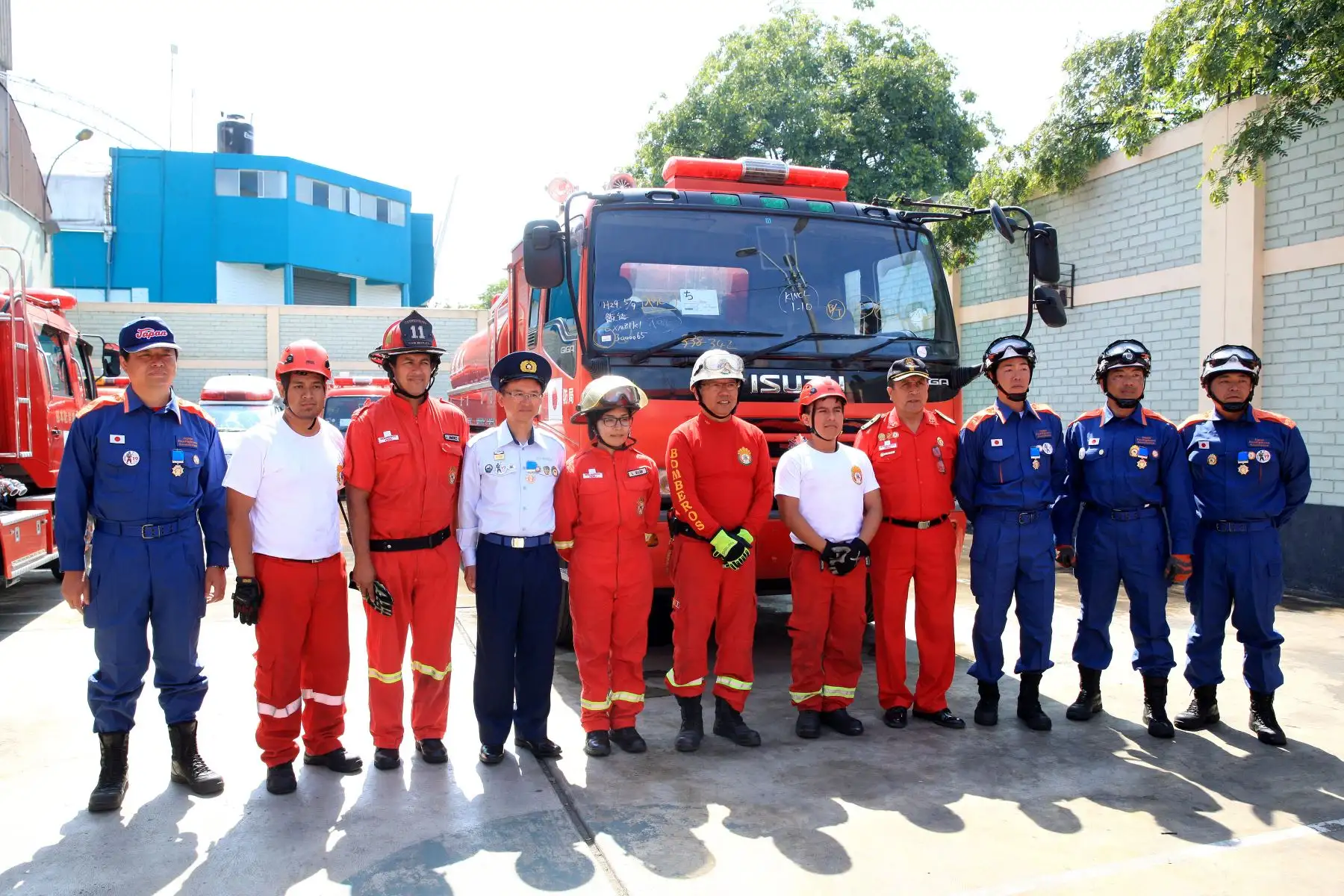 Con el apoyo de  la Asociación de Bomberos de Japón,  el Gobierno de dicho país y la Embajada de Perú en Japón, la Primera Dama Nancy Lange canalizó este lunes al Cuerpo General de Bomberos Voluntarios de Perú una donación consistente en cuatro auto bombas pequeñas, cuatro ambulancias, un camión cisterna y una camioneta de comando. Foto: ANDINA/Dante Zegarra