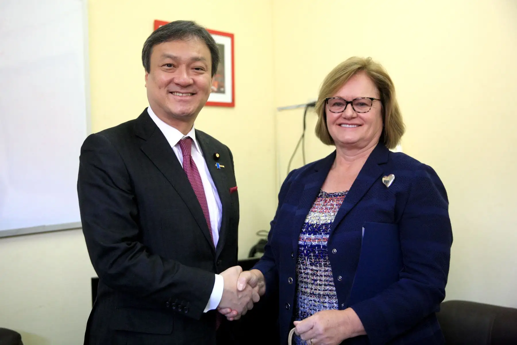 Viceministro Parlamentario de la Cancillería de Japón, Iwao Hori saluda con la señora Nancy Lange de Kuczynski