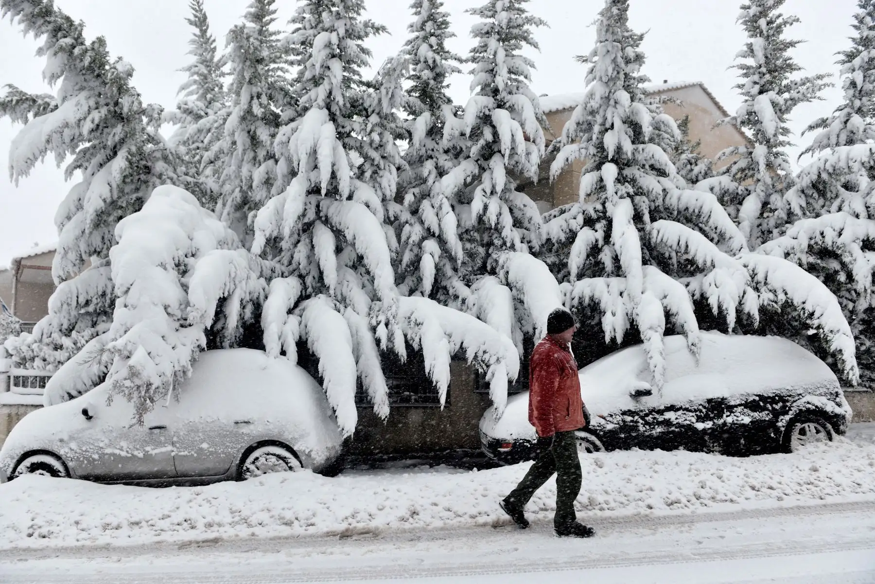 Un hombre camina durante una fuerte nevada en Hortiatis, Grecia. Foto: AFP