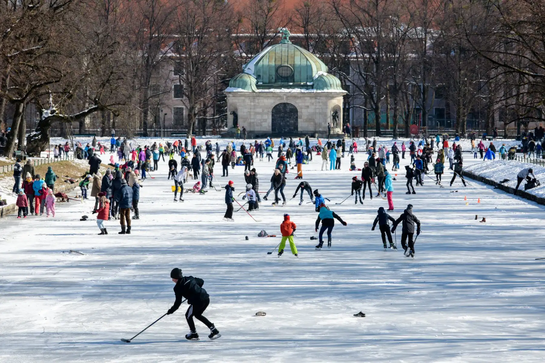 La gente juega al hockey sobre hielo en el canal congelado en el Palacio de Nymphenburg en Munich, en el sur de Alemania. Foto: AFP