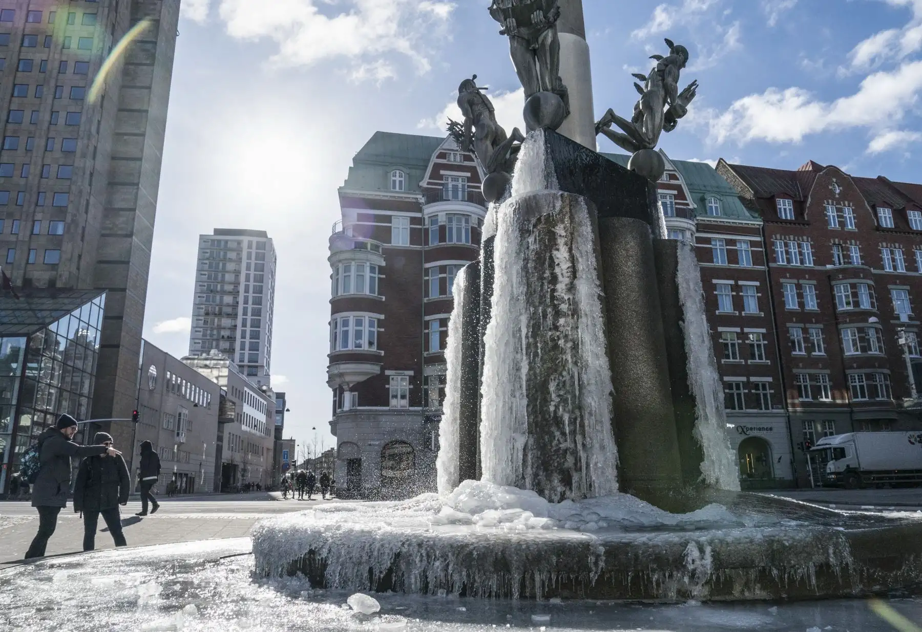 El agua es congelada de una fuente en Suiza. Foto: AFP