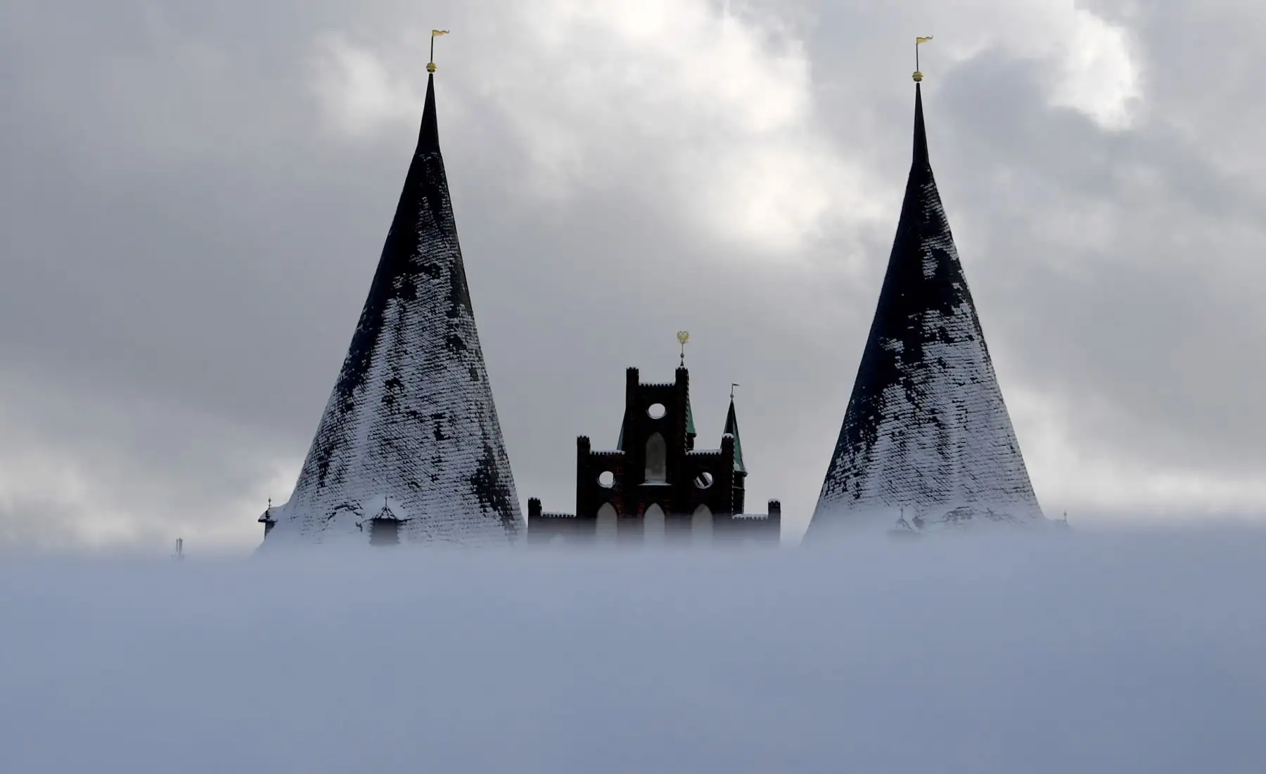 La Puerta de Holsten en Holstentor se observa cubierta de nieve. Foto: AFP