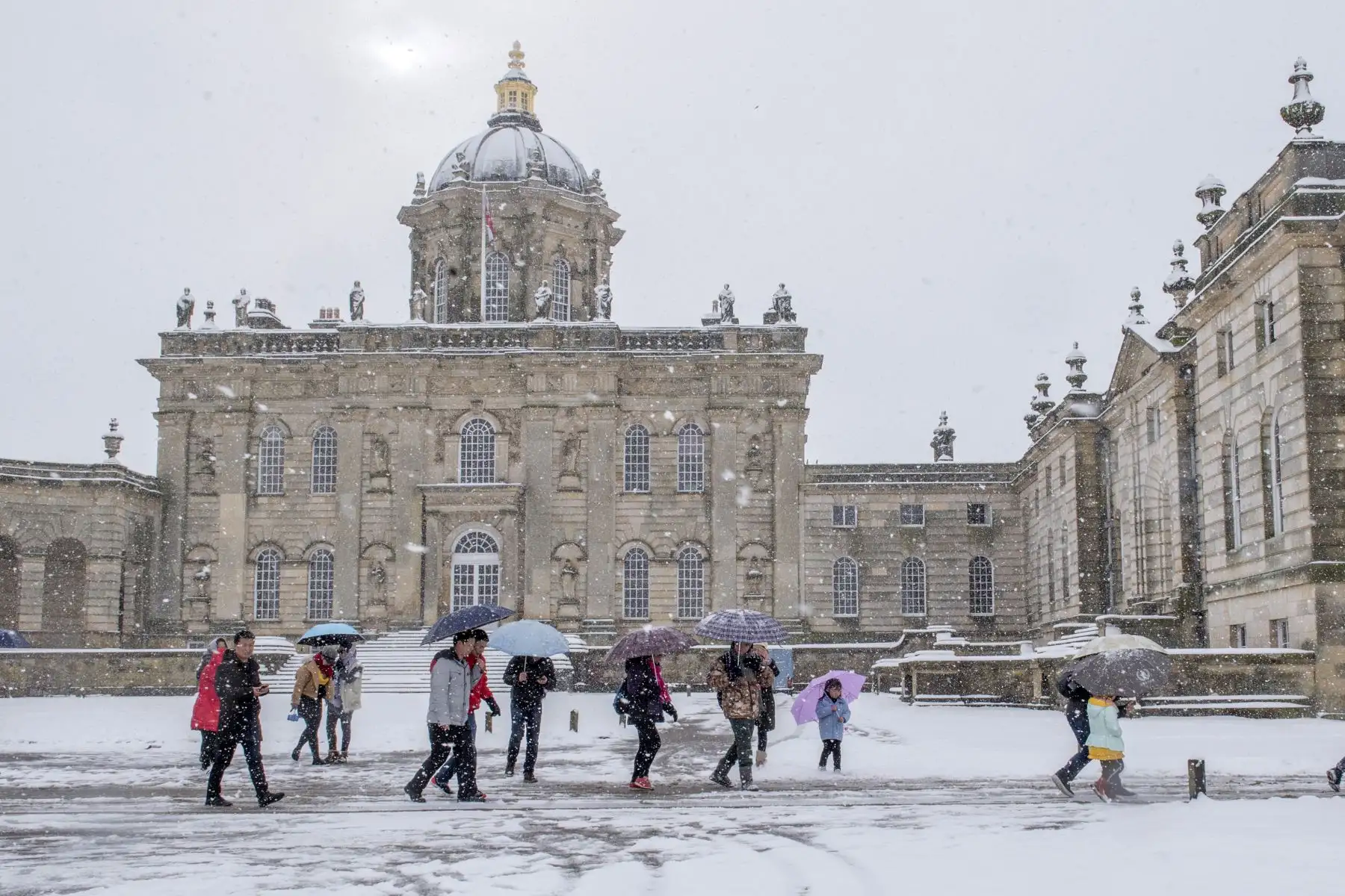 Turistas visitan el castillo Haworth en Inglaterra. Foto: AFP