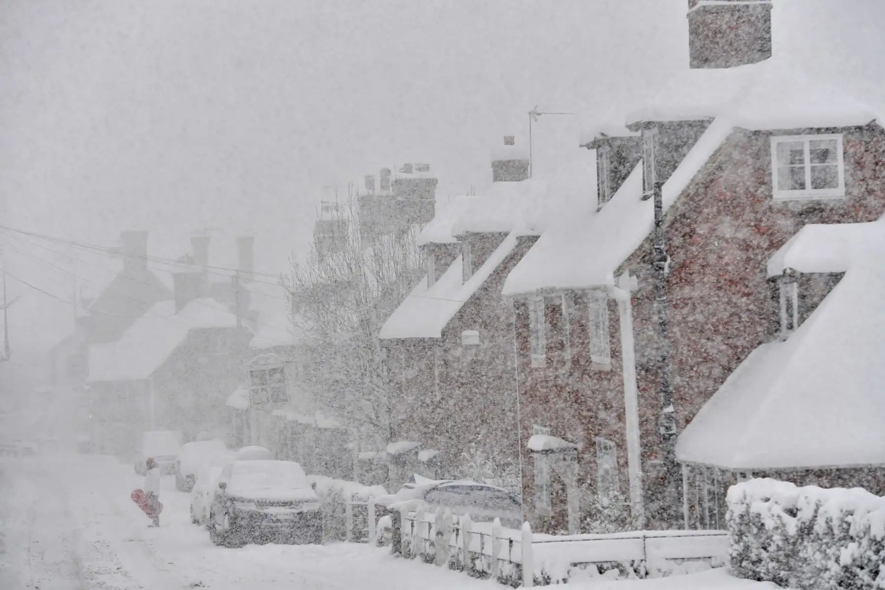 Un hombre sostiene un trineo en la aldea de Brenchley, en  Inglaterra. Foto: AFP