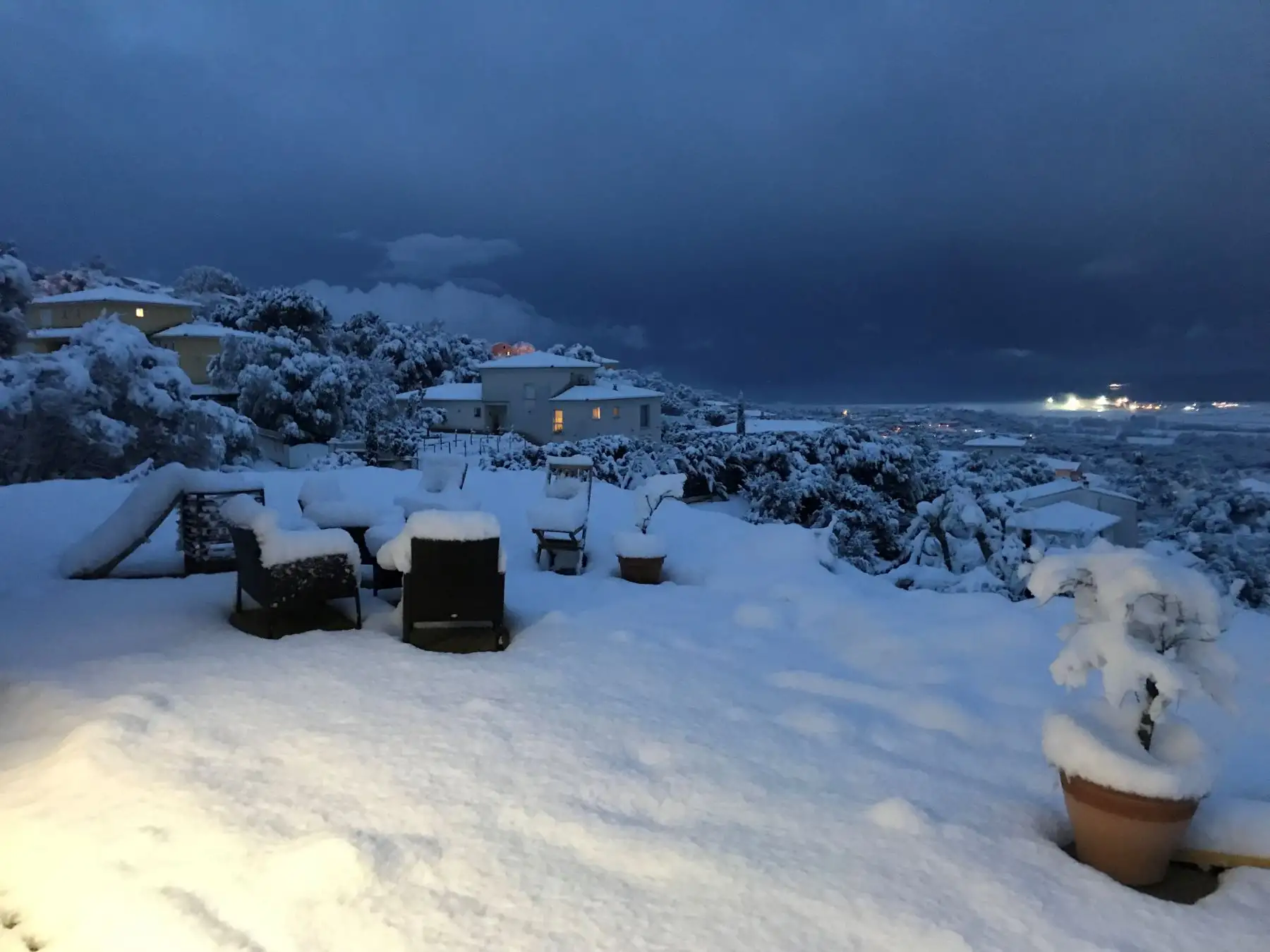 Jardín cubierto de nieve cerca de Ajaccio en la isla mediterránea francesa de Córcega.Foto: AFP