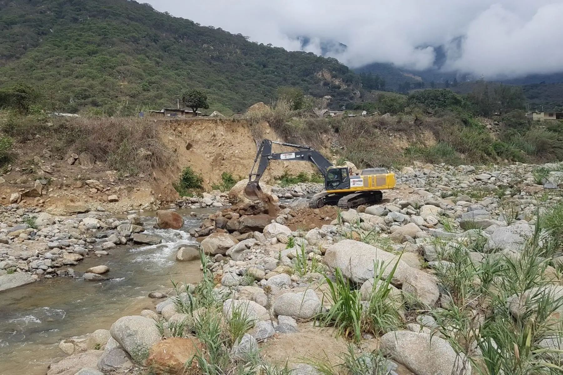 Destacan avances en los trabajos de descolmatación de quebradas en Lambayeque.