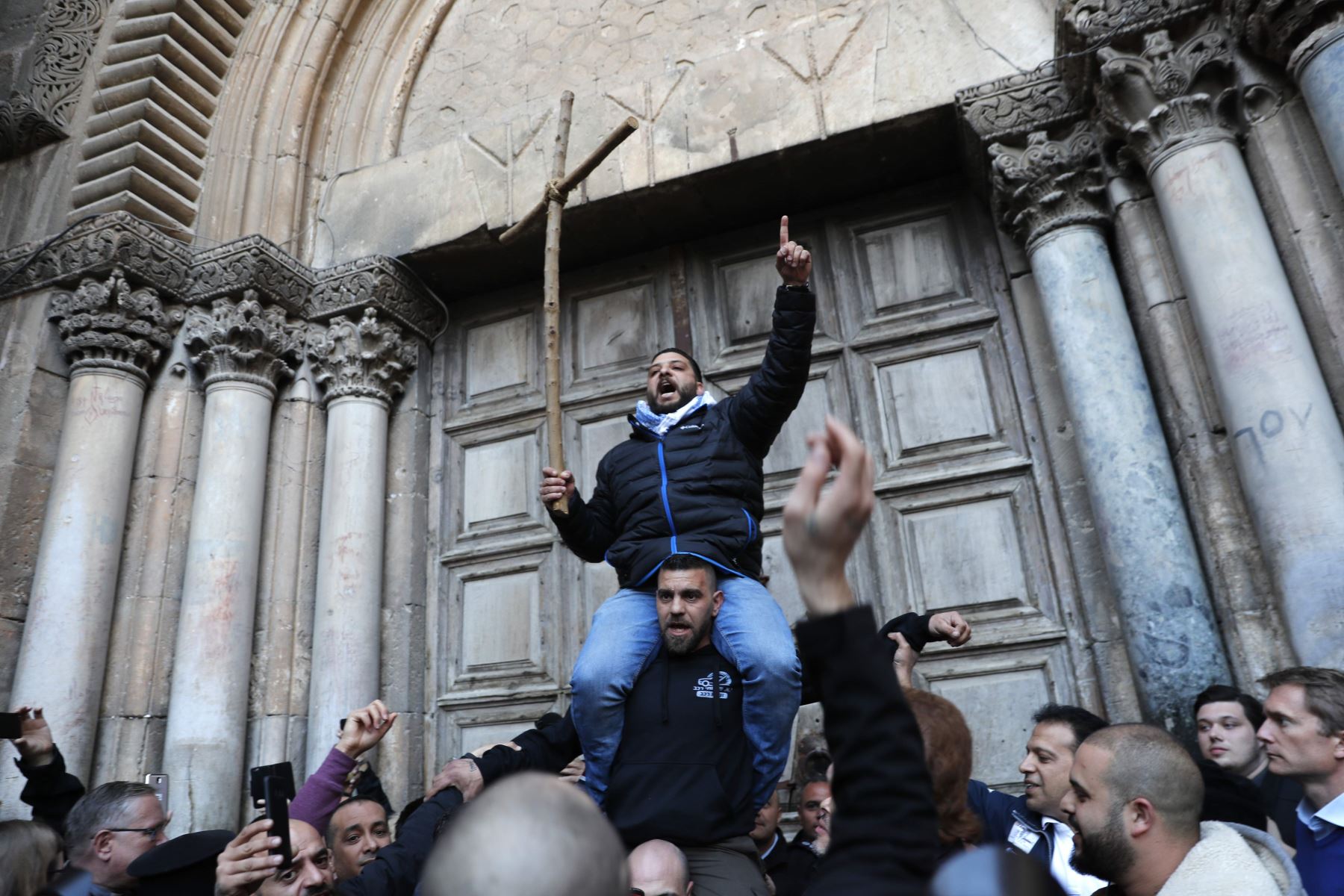 Protestas de palestinos afuera de la iglesia del Santo Sepulcro. Foto: AFP