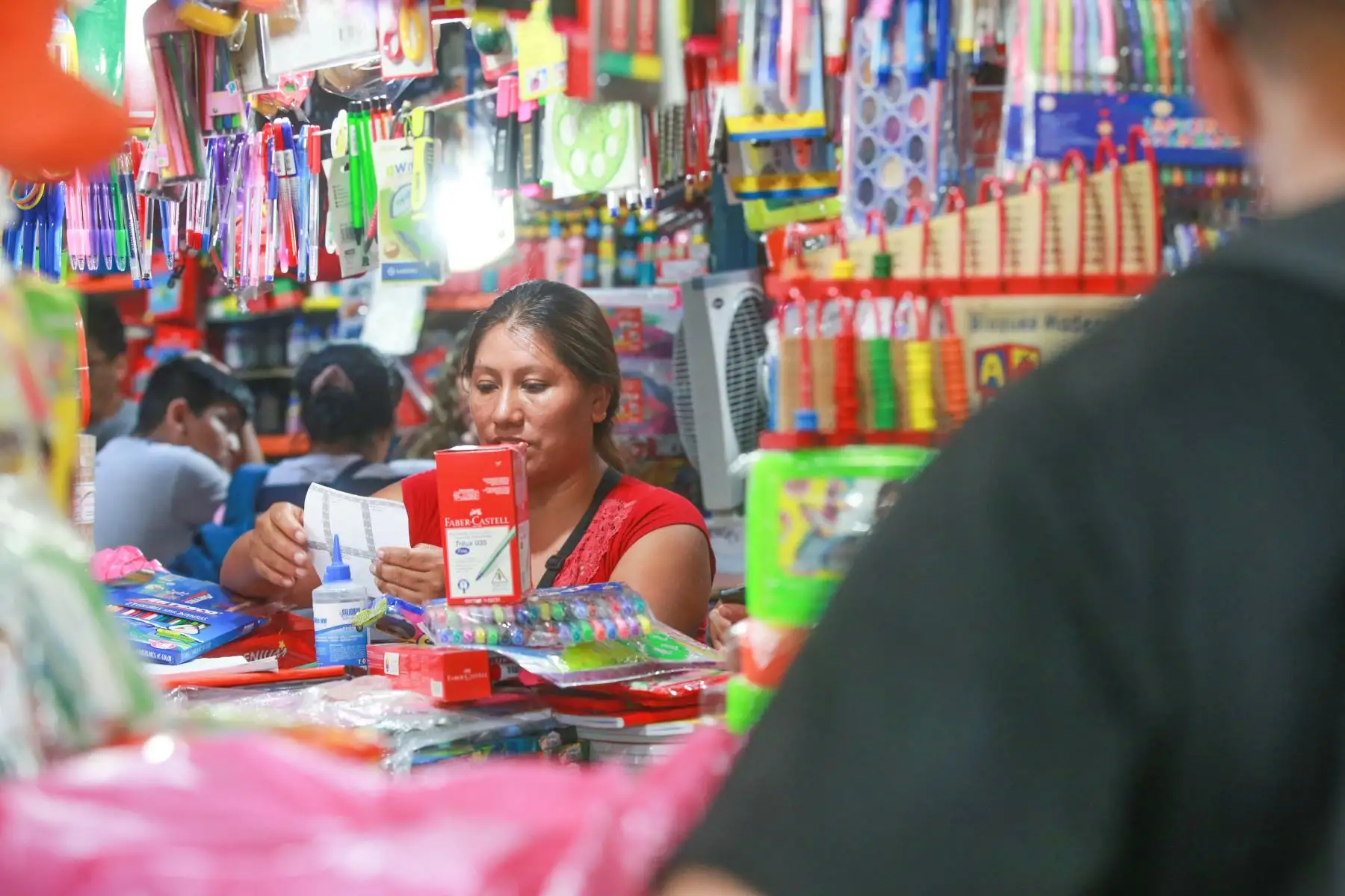 El Minsa advirtió que los útiles escolares con cadmio, plomo y cromo pueden causar problemas de salud como anemia, retardo intelectual e incluso cáncer en menores que se los llevan frecuentemente a la boca. Foto: ANDINA/ Jhony Laurente