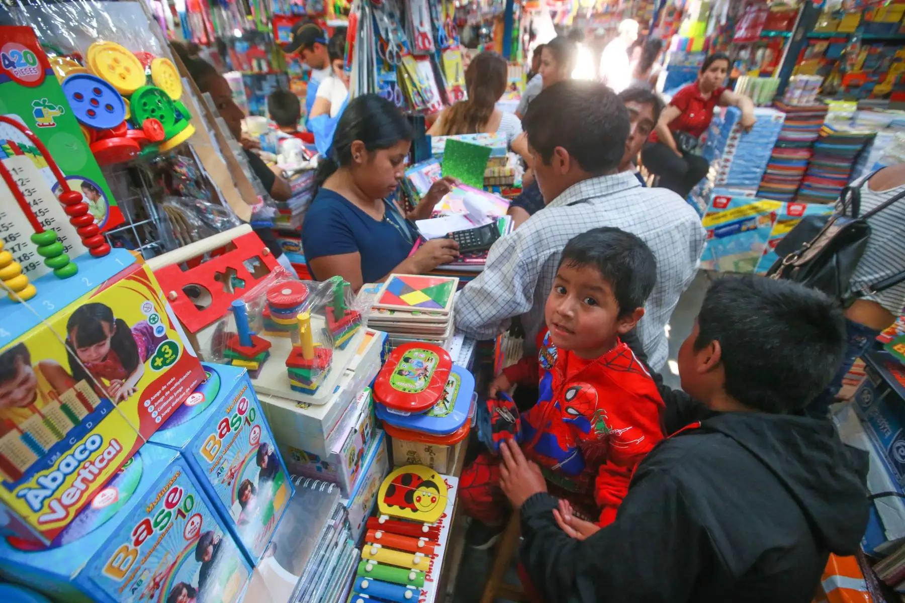 Los niños siempre quieren participar de estas compras para elegir sus colores y dibujos preferidos. Foto: ANDINA/ Jhony Laurente