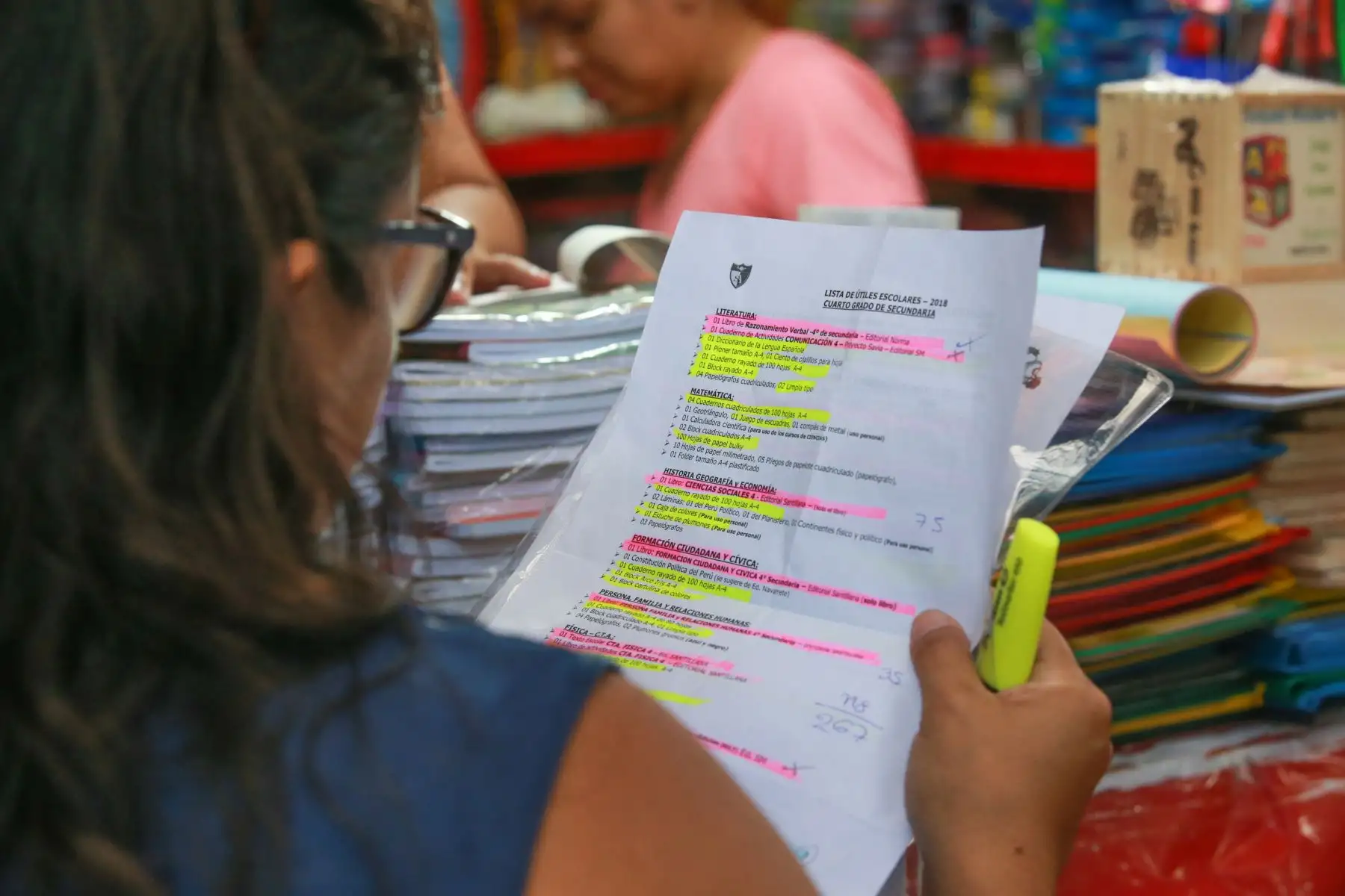 Los padres asisten a Mesa Redonda y Mercado Central con la lista de útiles proporcionada por los colegios donde estudian sus hijos. Foto: ANDINA/ Jhony Laurente