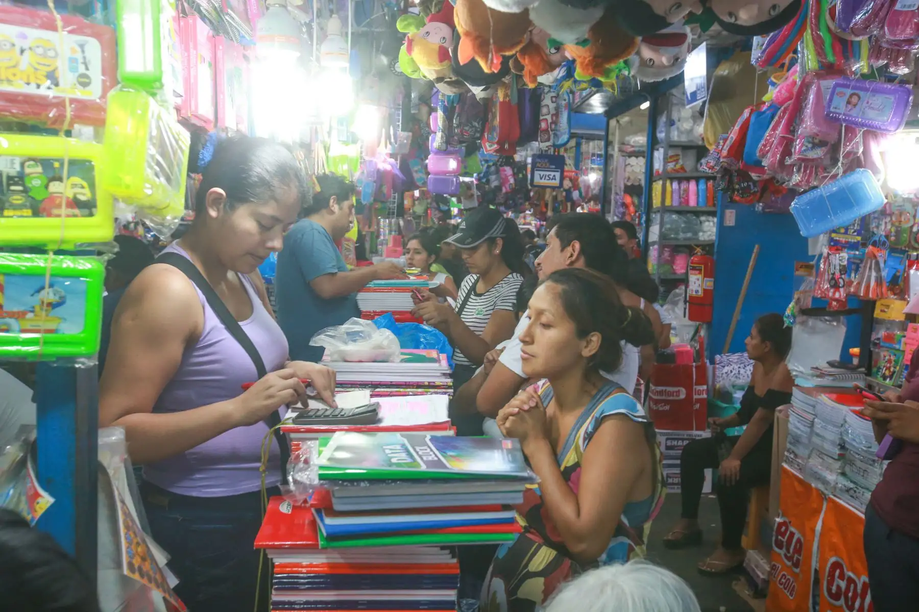 Esta madre de familia pareciera rezar para que el monto total de su compra en Mesa Redonda no supere lo que tiene en la cartera. Foto: ANDINA/ Jhony Laurente