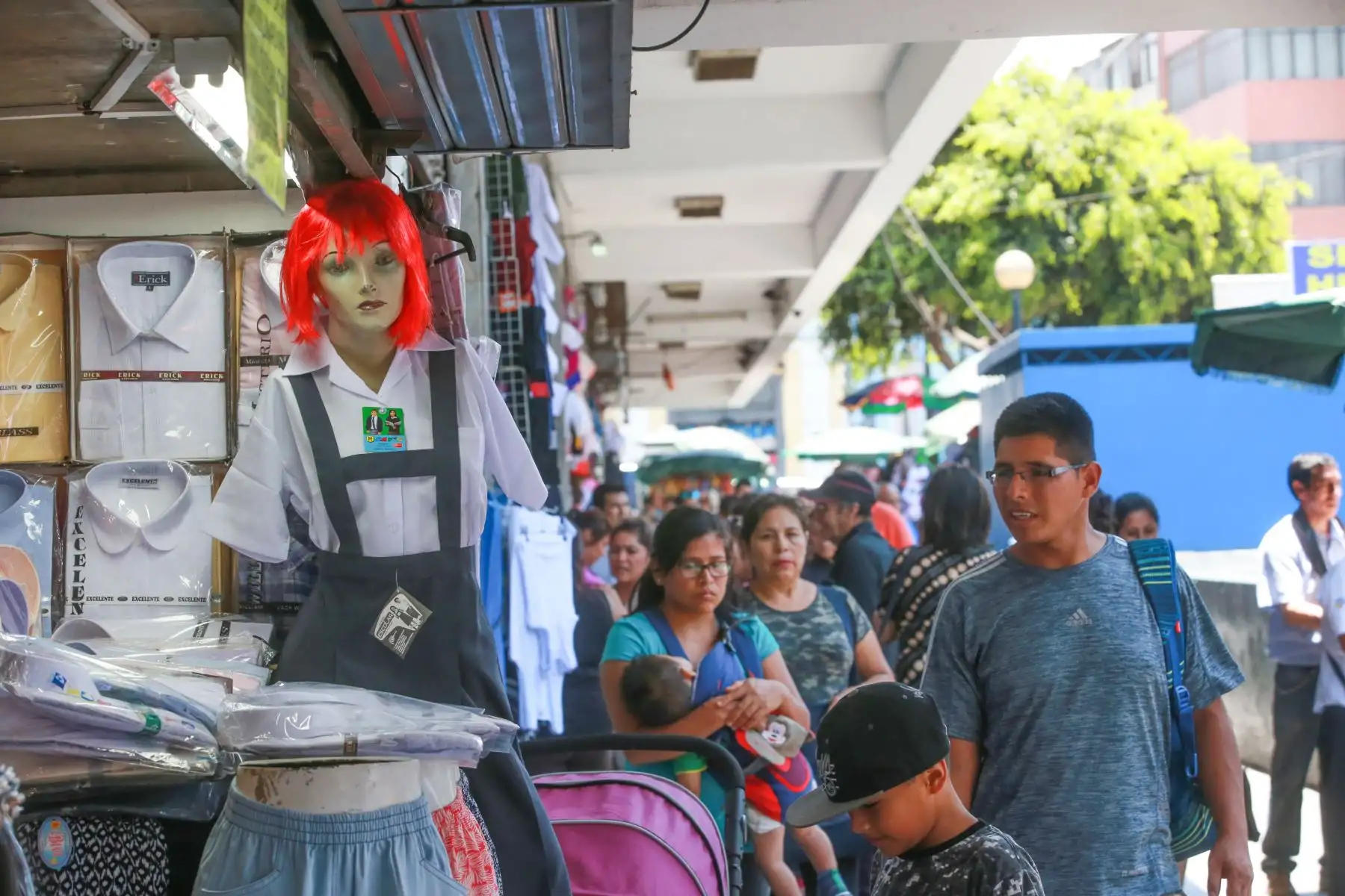 Las prendas escolares son las más solicitadas en febrero y marzo en el Mercado Central y Mesa Redonda. Foto: ANDINA/ Jhony Laurente