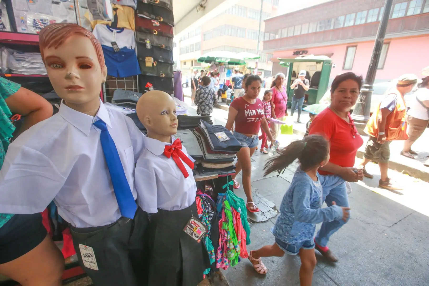 A pocos días de iniciarse el año escolar 2018, padres de familia acuden a centros comerciales para compra de útiles y uniformes. Foto: ANDINA/ Jhony Laurente