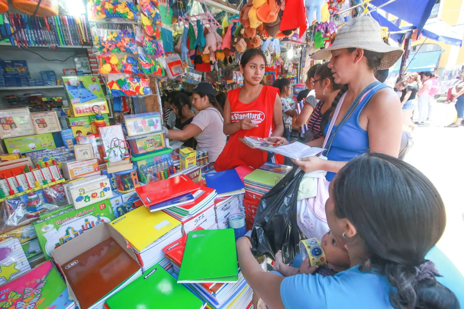 Bajo el intenso sol del verano, los padres acuden a los centros comerciales en busca de los materiales educativos para sus hijos. Foto: ANDINA/ Jhony Laurente