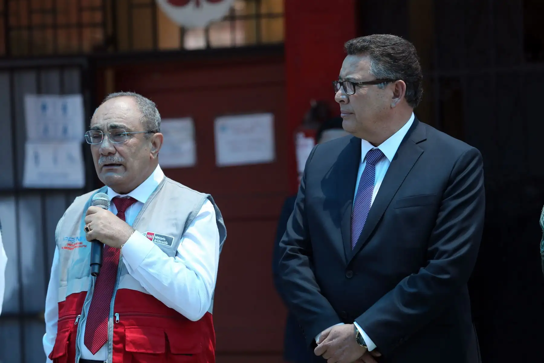 El ministro de Educación , Idel Vexler y el viceministro  de Políticas para la Defensa general (r) José Huerta torres, supervisan los trabajos de pintado, limpieza y mantenimiento que realizan miembros de las Fuerzas Armadas en colegios en Lima Metropolitana en el marco del buen año escolar 2018. Foto: ANDINA/Norman Córdova