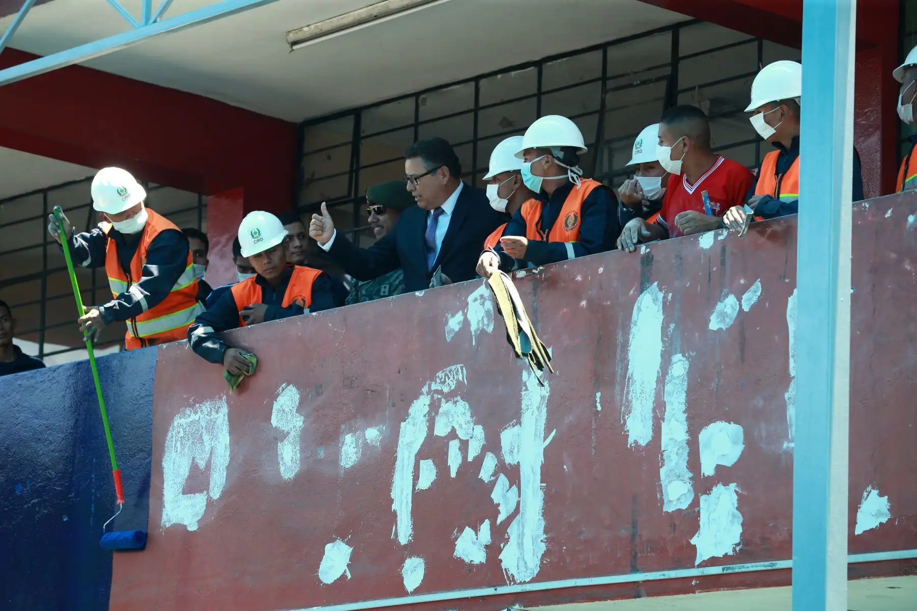 Trabajos de pintado, limpieza y mantenimiento que realizan miembros de las Fuerzas Armadas en colegios en Lima Metropolitana en el marco del buen año escolar 2018. Foto: ANDINA/Norman Córdova