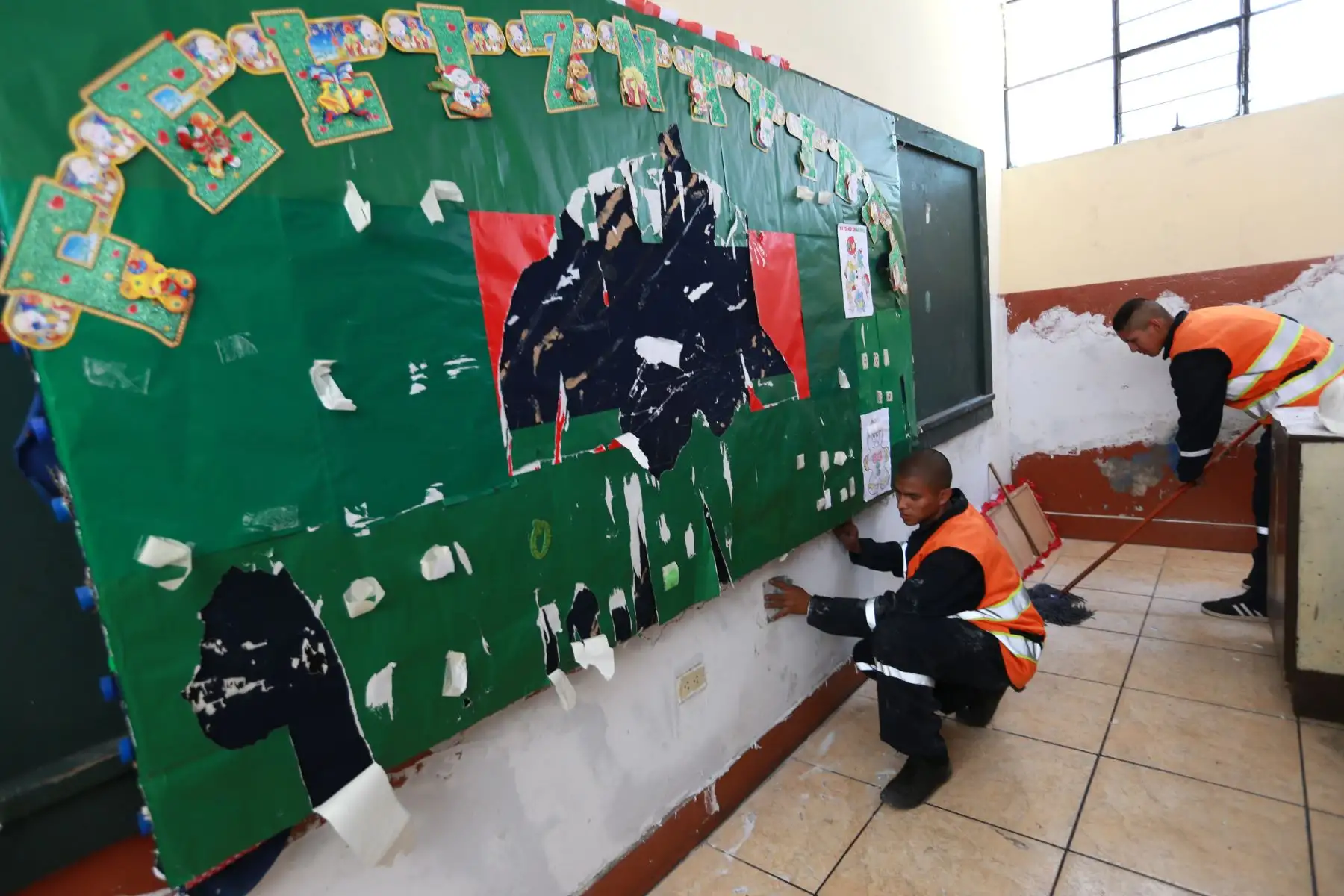 Trabajos de pintado, limpieza y mantenimiento que realizan miembros de las Fuerzas Armadas en colegios en Lima Metropolitana en el marco del buen año escolar 2018. Foto: ANDINA/Norman Córdova