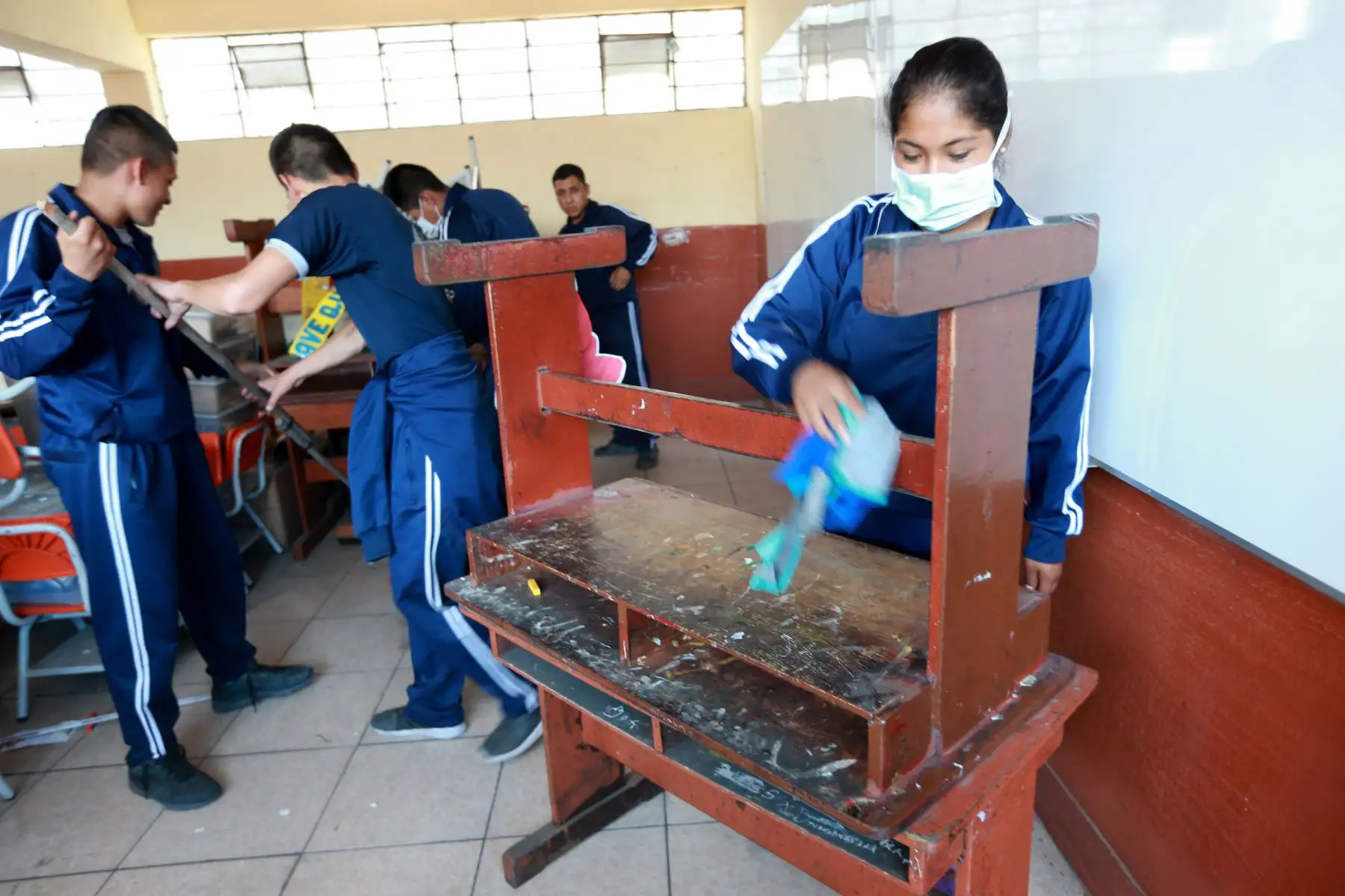 Trabajos de pintado, limpieza y mantenimiento que realizan miembros de las Fuerzas Armadas en colegios en Lima Metropolitana en el marco del buen año escolar 2018. Foto: ANDINA/Norman Córdova