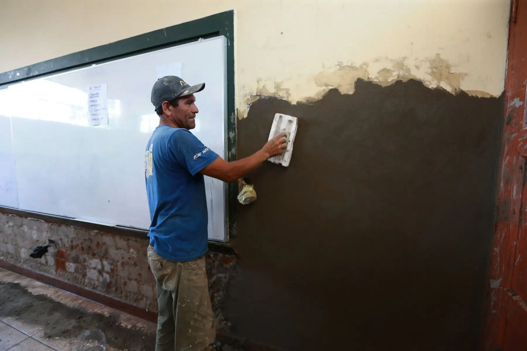 Trabajos de pintado, limpieza y mantenimiento que realizan miembros de las Fuerzas Armadas en colegios en Lima Metropolitana en el marco del buen año escolar 2018. Foto: ANDINA/Norman Córdova