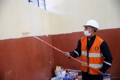El programa Trabaja Perú tiene previsto financiar más de 1,100 actividades de intervención inmediata para generar más de 57,000 empleos temporales, enfocándose únicamente en su tipología vinculada a la limpieza, mantenimiento y acondicionamiento de locales educativos de próxima reapertura. Foto: ANDINA/Norman Córdova.