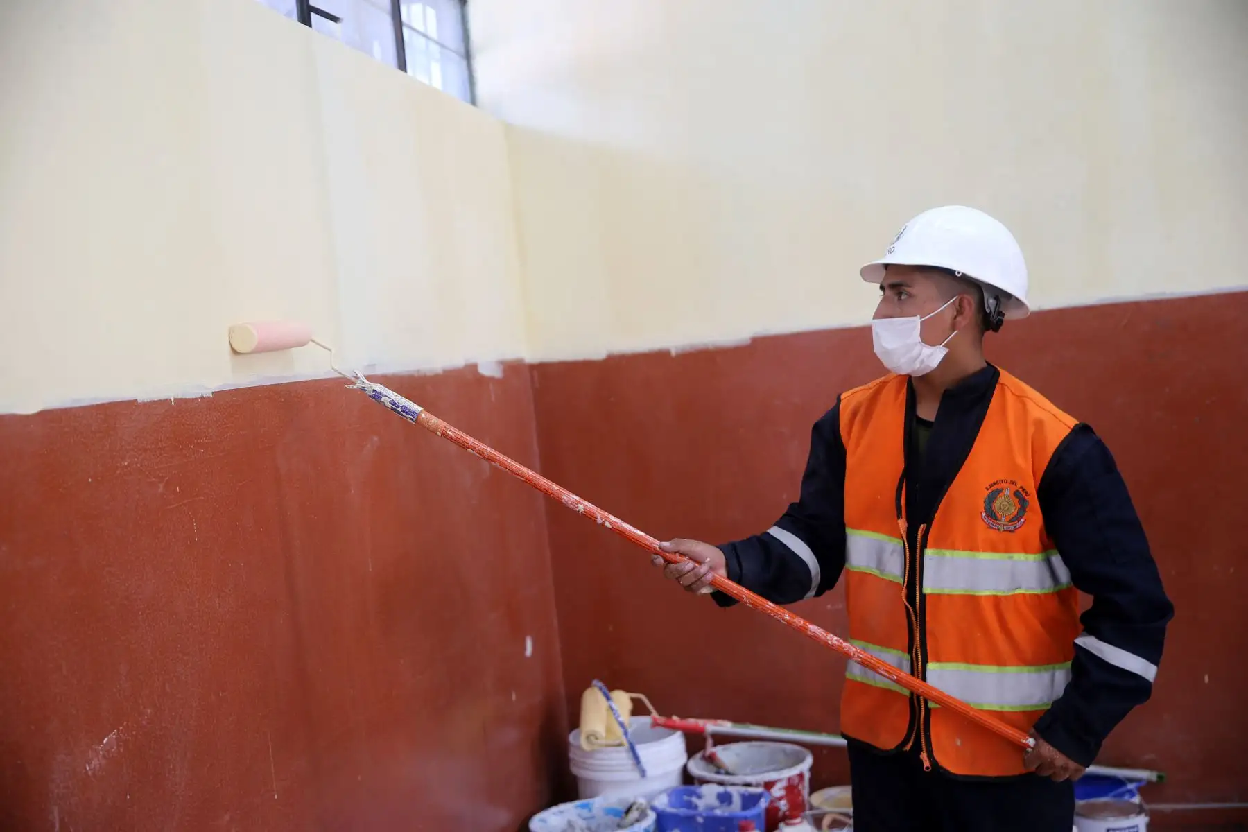 Trabajos de pintado, limpieza y mantenimiento que realizan miembros de las Fuerzas Armadas en colegios en Lima Metropolitana en el marco del buen año escolar 2018. Foto: ANDINA/Norman Córdova