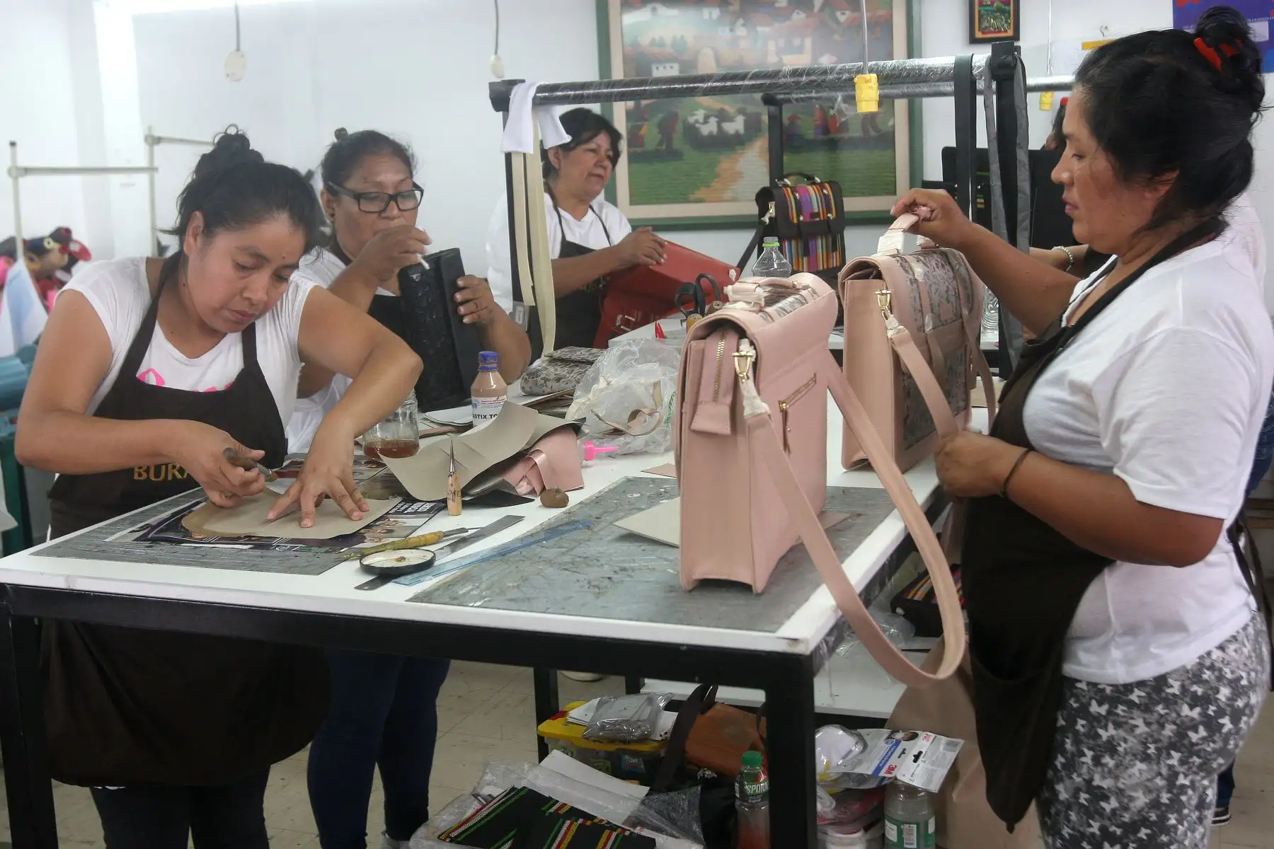 Mujeres trabajando ANDINA/Héctor Vinces
