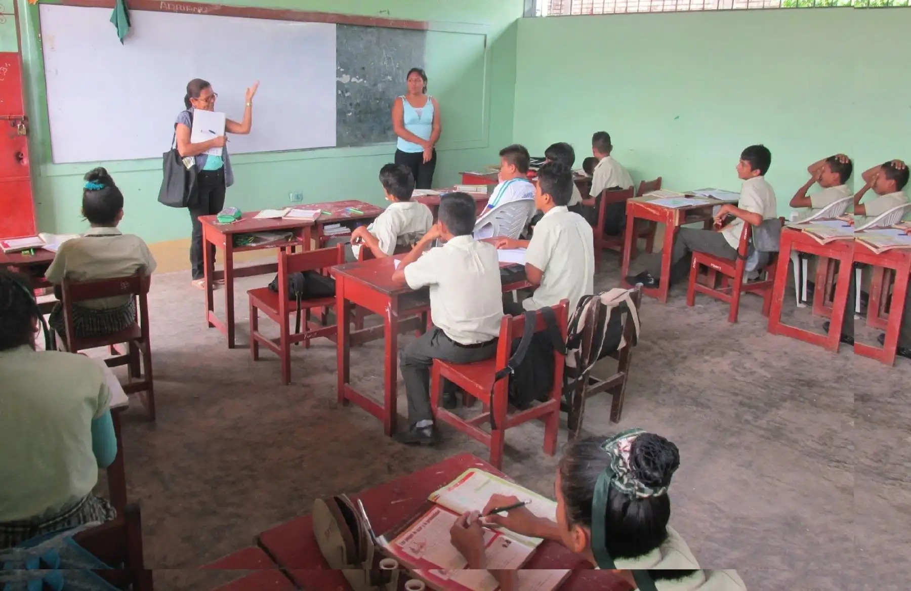 Si los escolares no cuentan con el uniforme oficial, pueden acudir con la ropa que tengan e incluso con los cuadernos que les hayan sobrado del año pasado.