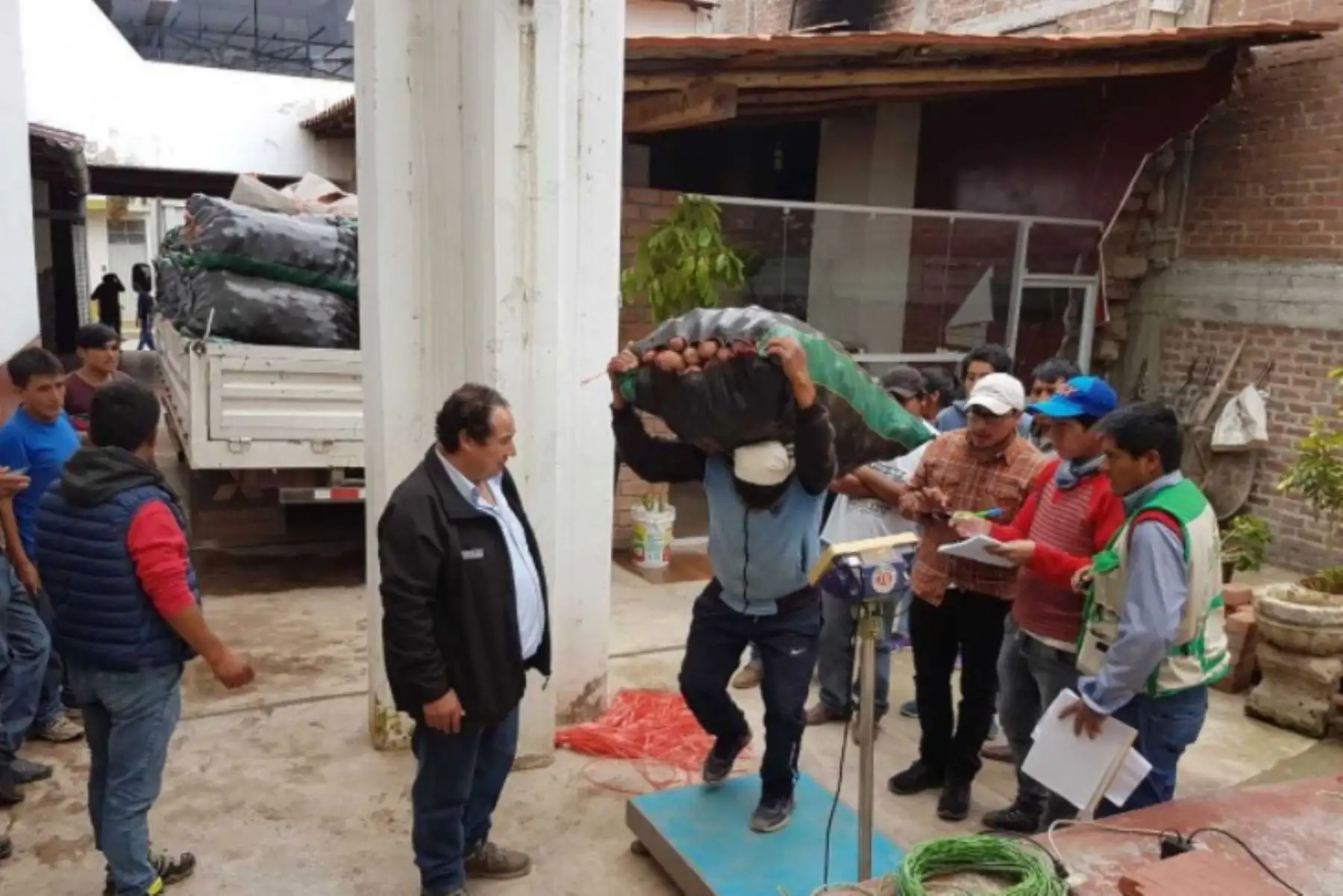 El Ministerio de Agricultura y Riego (Minagri), a través de Agro Rural, inició con la presencia de autoridades locales y población en general, la compra de más de 500 toneladas de papa excedente a los pequeños agricultores de Apurímac y Huánuco, y dispuso de inmediato la donación a instituciones caritativas y al Ejército en ambas regiones.