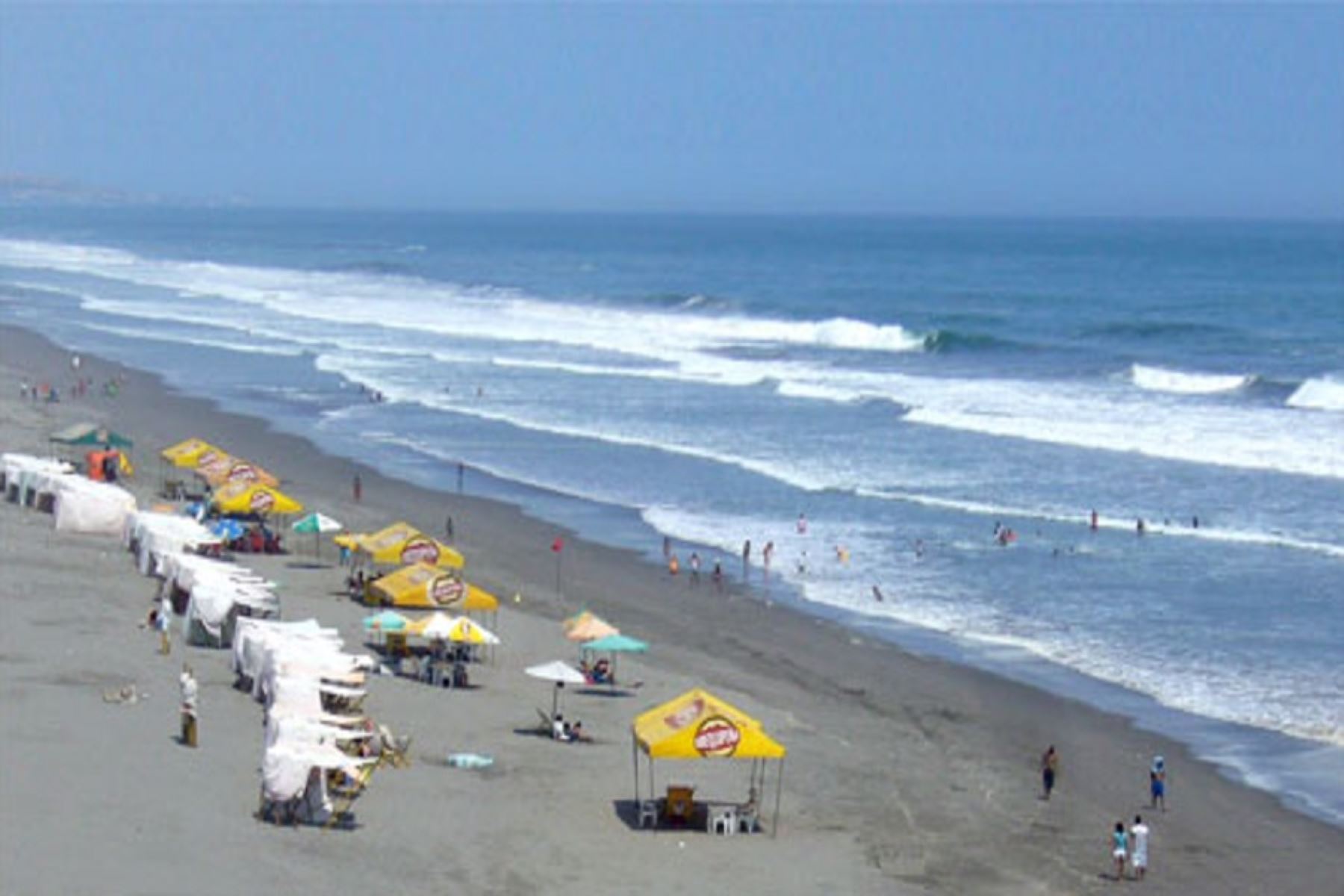 Playas de Camaná y Mollendo, en la región Arequipa, son las preferidas por los bañistas del sur peruano. Foto: ANDINA/Difusión