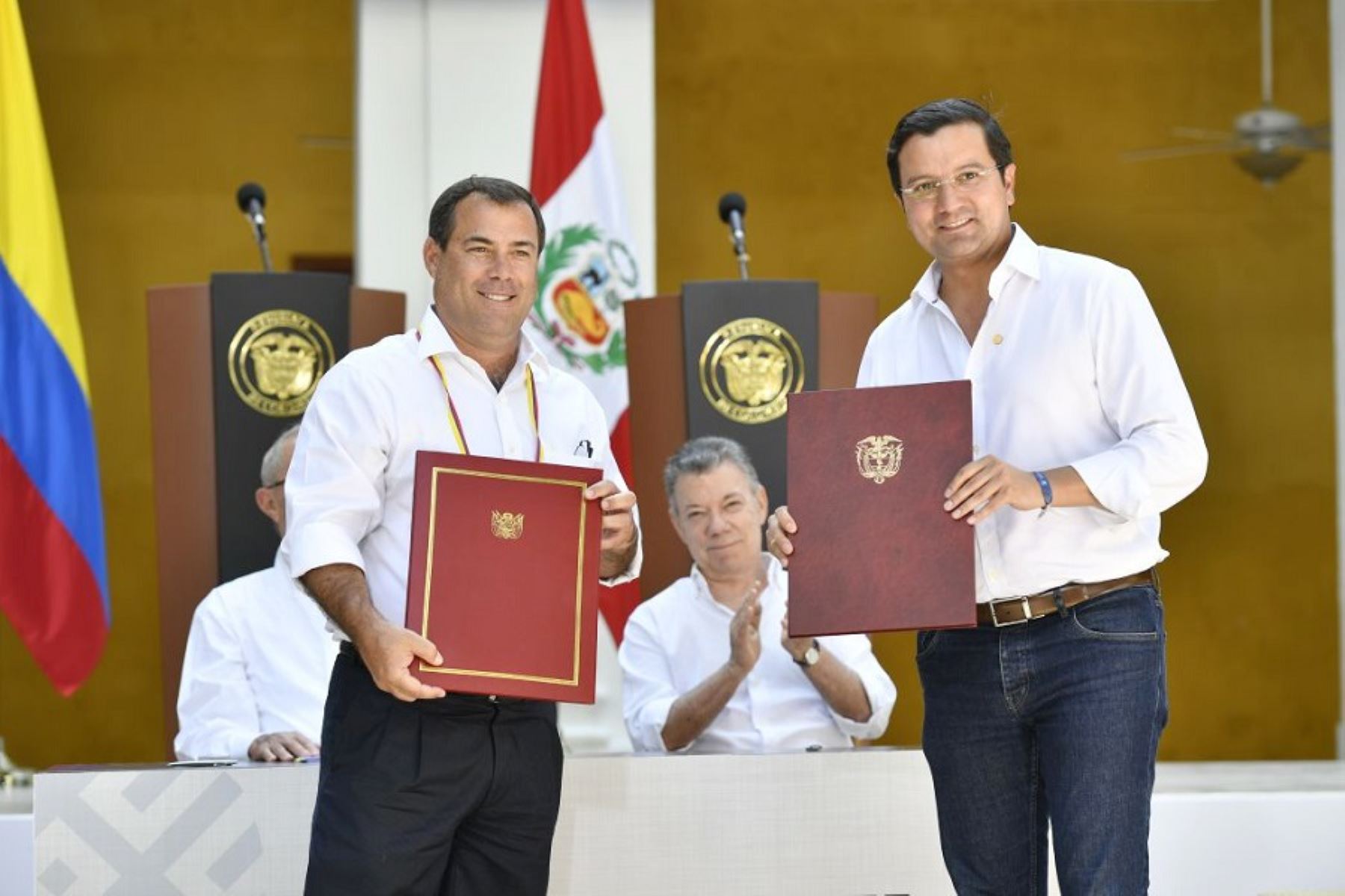 Ministros Giuffra y Cardona suscribieron acuerdo a favor de peruanos y colombianos. Foto: MTC/Andina