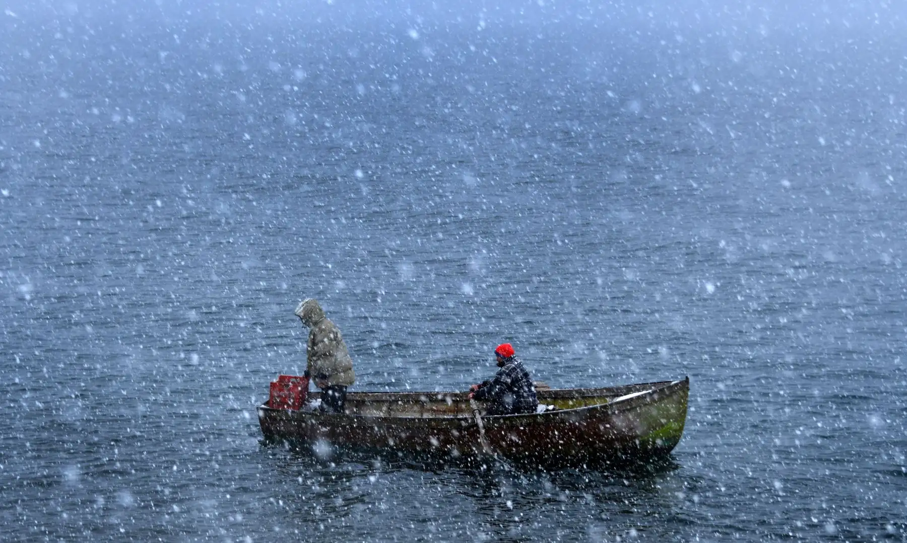Pescadores surcan una fuerte nevada cuando regresan a las orillas del lago Ohrid en Pogradec, al sureste de Albania. Foto: AFP