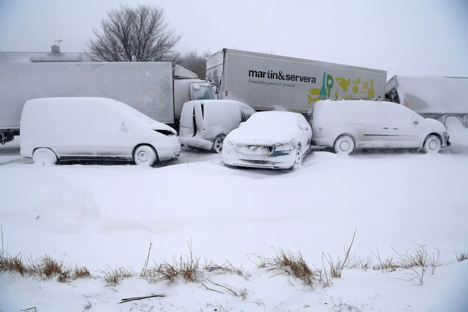 Varios camiones y automóviles, cubiertos de nieve, permanecen desiertos después de un accidente múltiple en Suecia.Foto: AFP