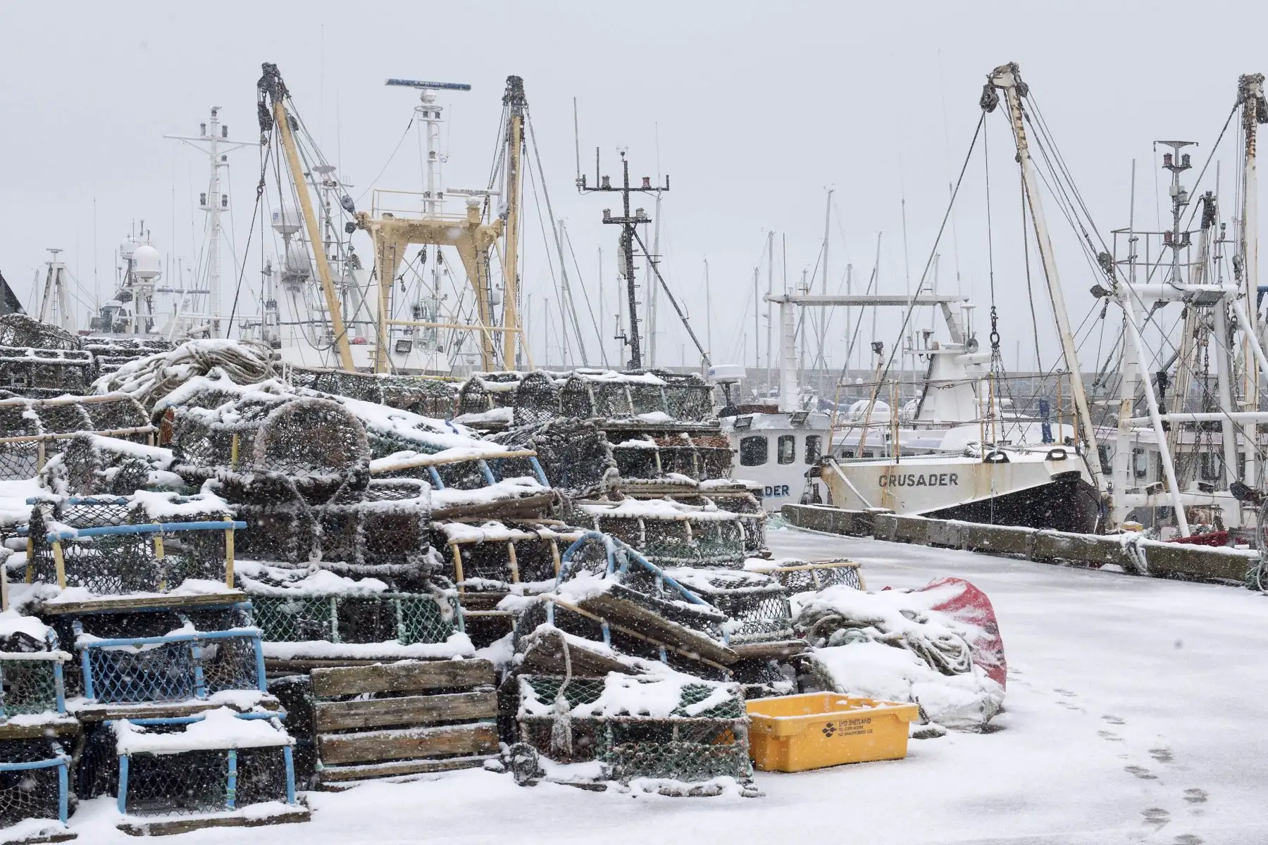 Una fuerte nevada cae en el complejo marítimo de Scarborough en North Yorkshire. Foto: AFP