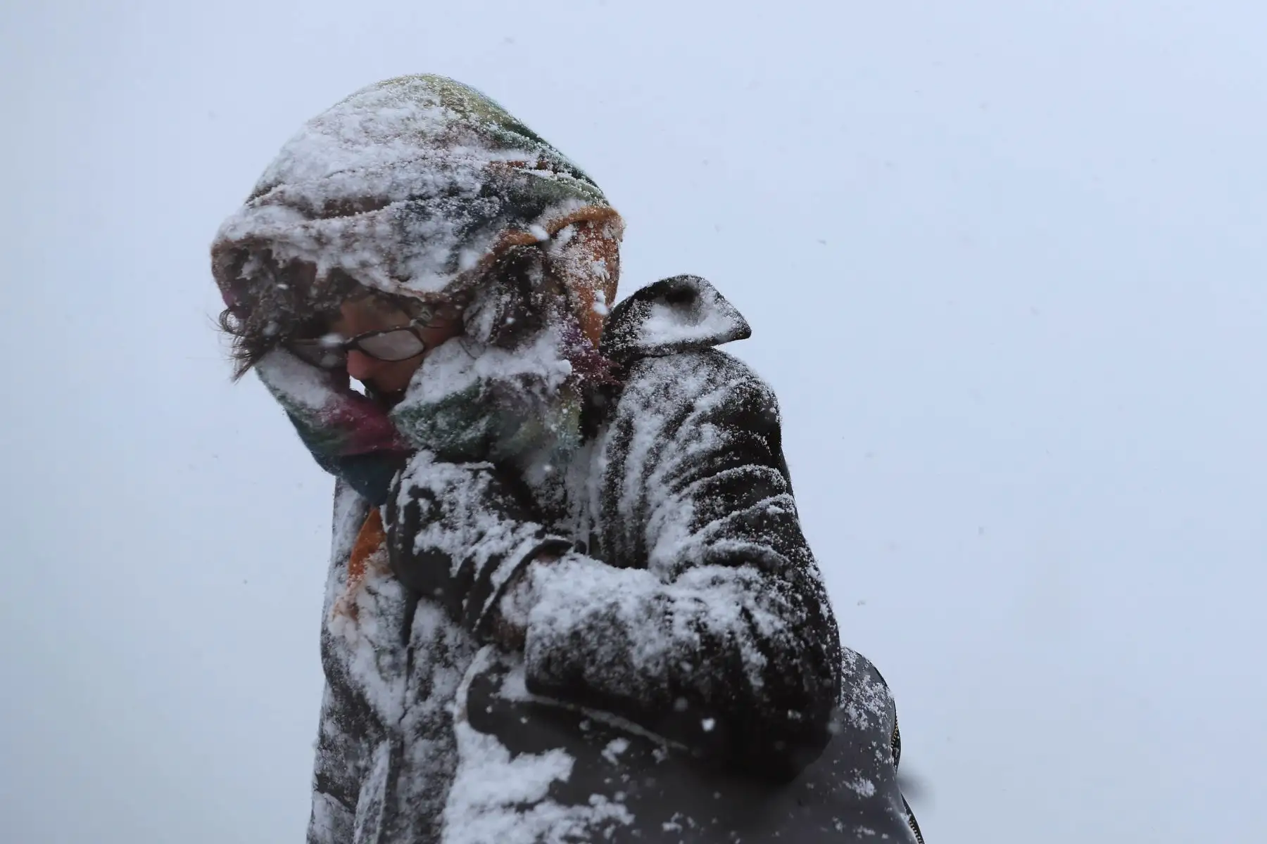 Peatones cruzan el puente del milenio mientras fuertes nevadas golpean Londres. Foto: AFP