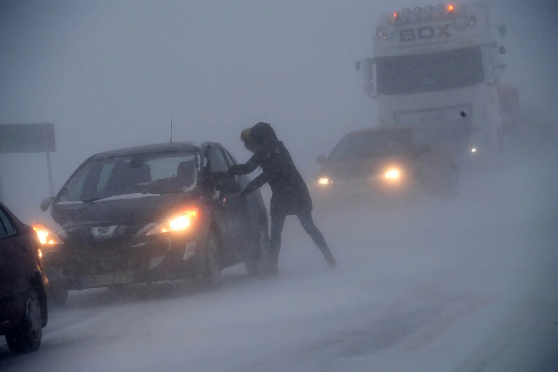 Una mujer busca refugio en su automóvil varado cerca de Sjobo, en el sur de Suecia.Foto: AFP