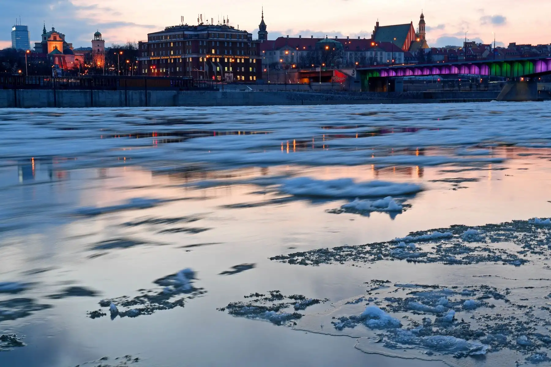 El río Vístula parcialmente congelado en Varsovia, Polonia. Foto: AFP