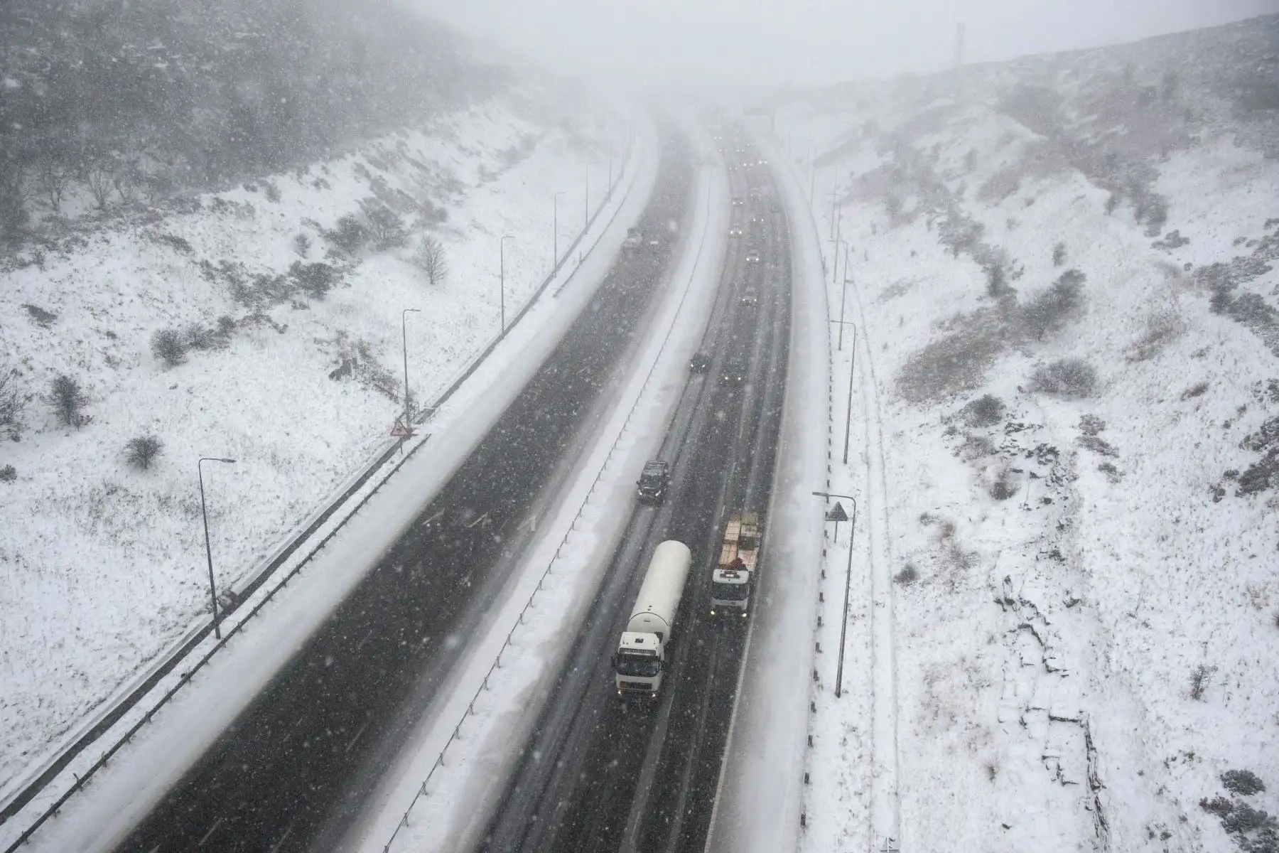 Vehículos recorren la autopista durante una fuerte nevada cerca del pueblo de Ripponden, en el norte de Inglaterra. Foto: AFP