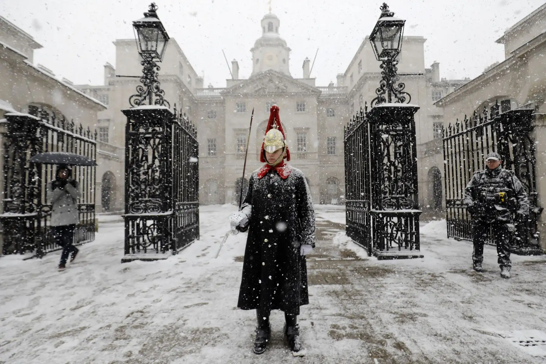 La nieve cae sobre un miembro del Regimiento Montada de Caballería Doméstica, en Whitehall en el centro de Londres. Foto: AFP