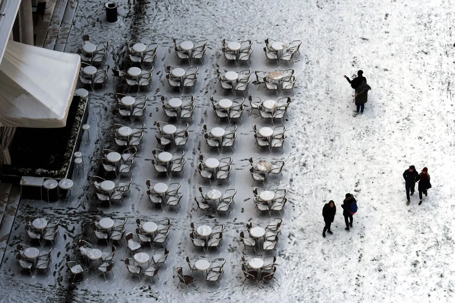Turistas caminan en el Plaza de San Marcos cubierto de nieve en Venecia. Foto: AFP