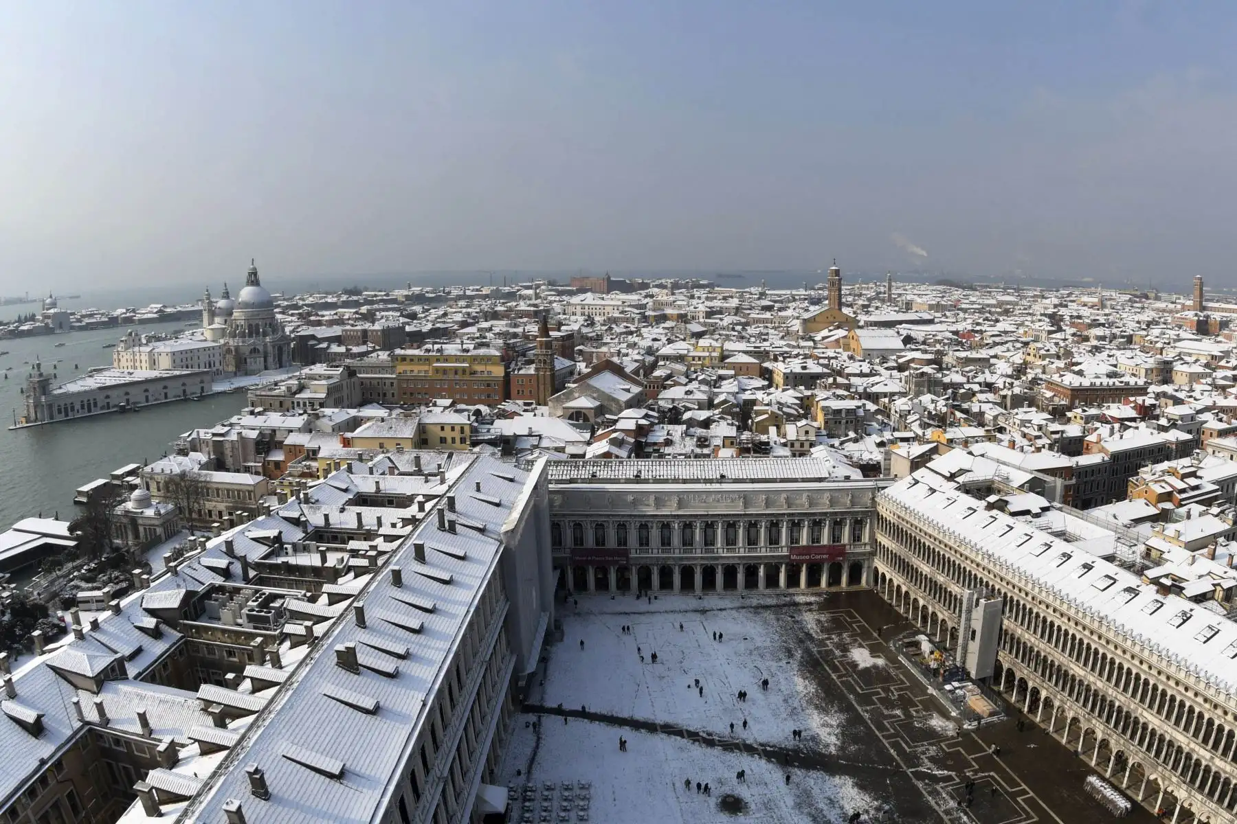 Vista aérea de tejados nevados en Venecia. Foto: AFP
